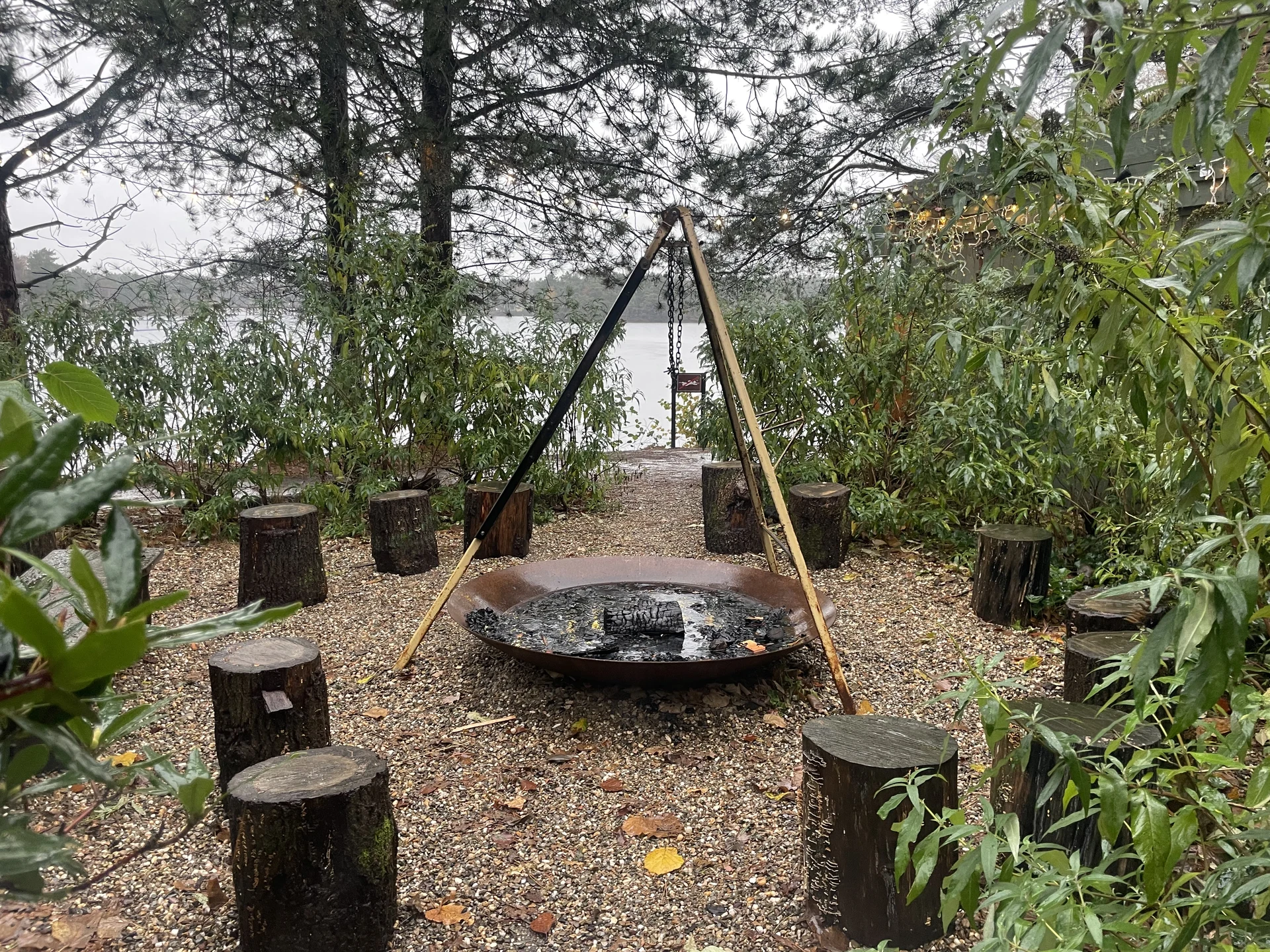 Feuerstelle bei der Natuur Lodge