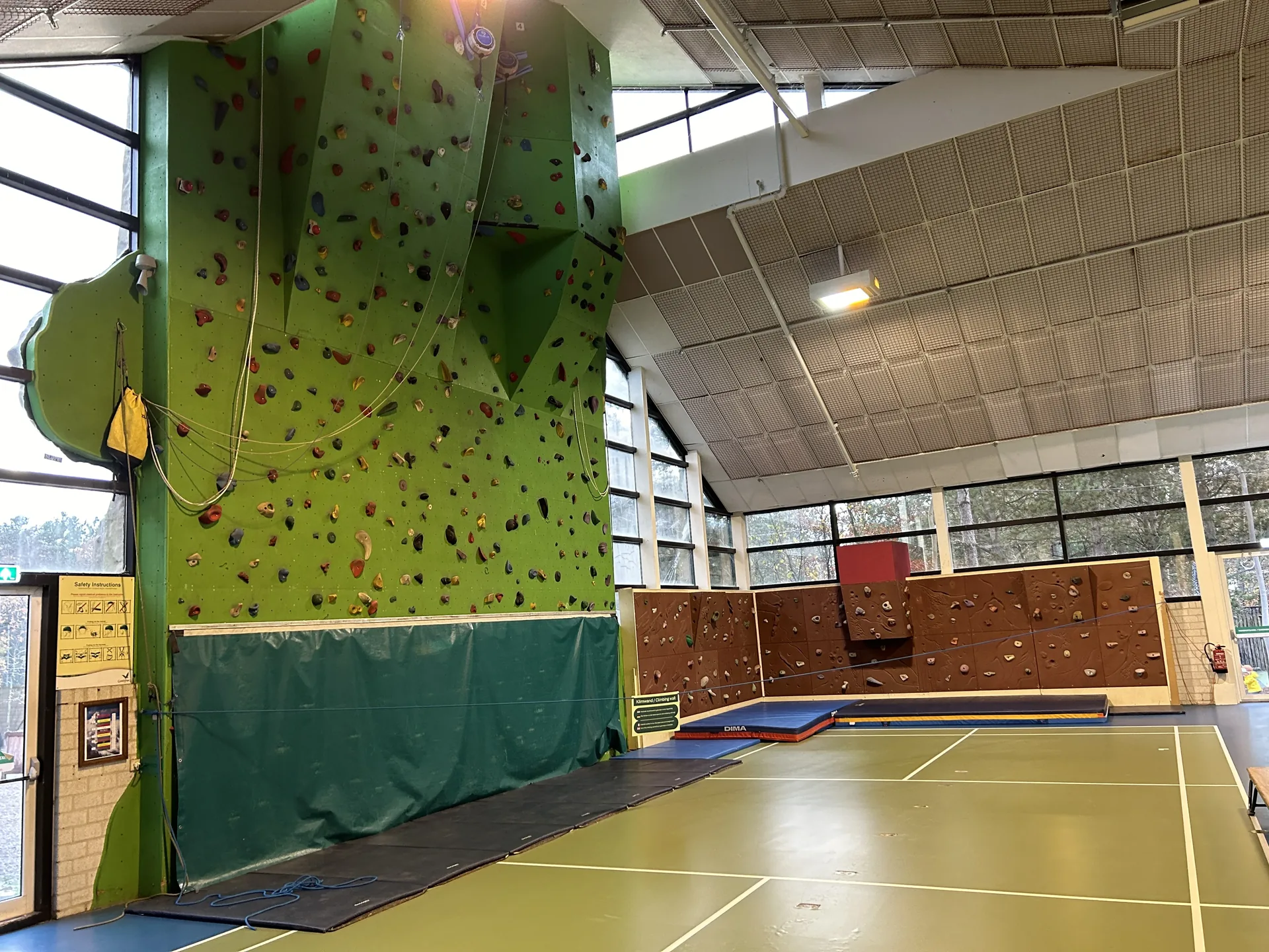 Kletterwand in der Sporthalle im Center Parcs De Vossemeren