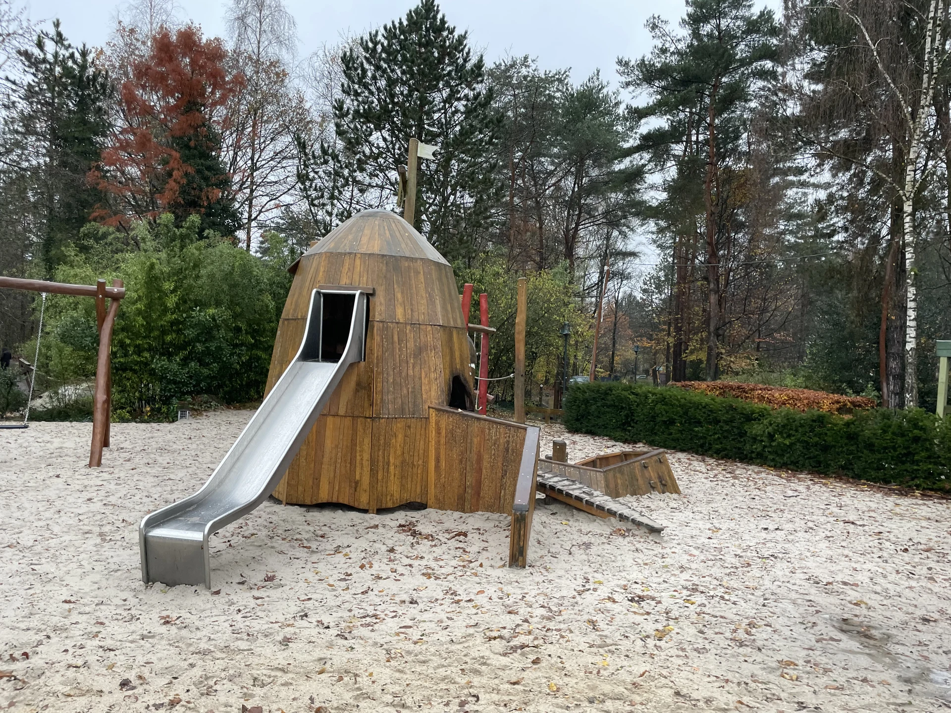 Spielplatz mit Rutsche vor dem Market Dome
