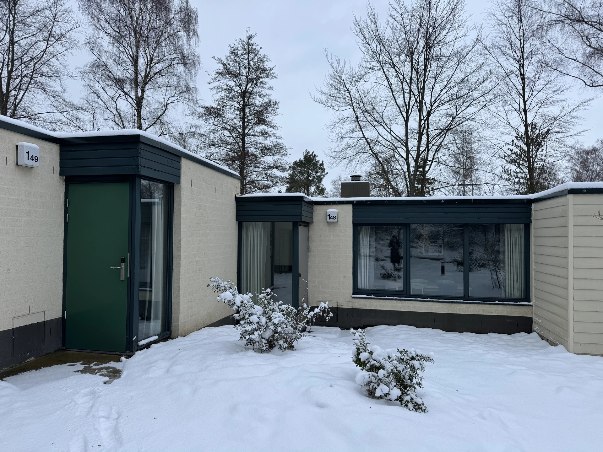 Ferienhaus im Center Parcs De Vossemeren von außen im Winter