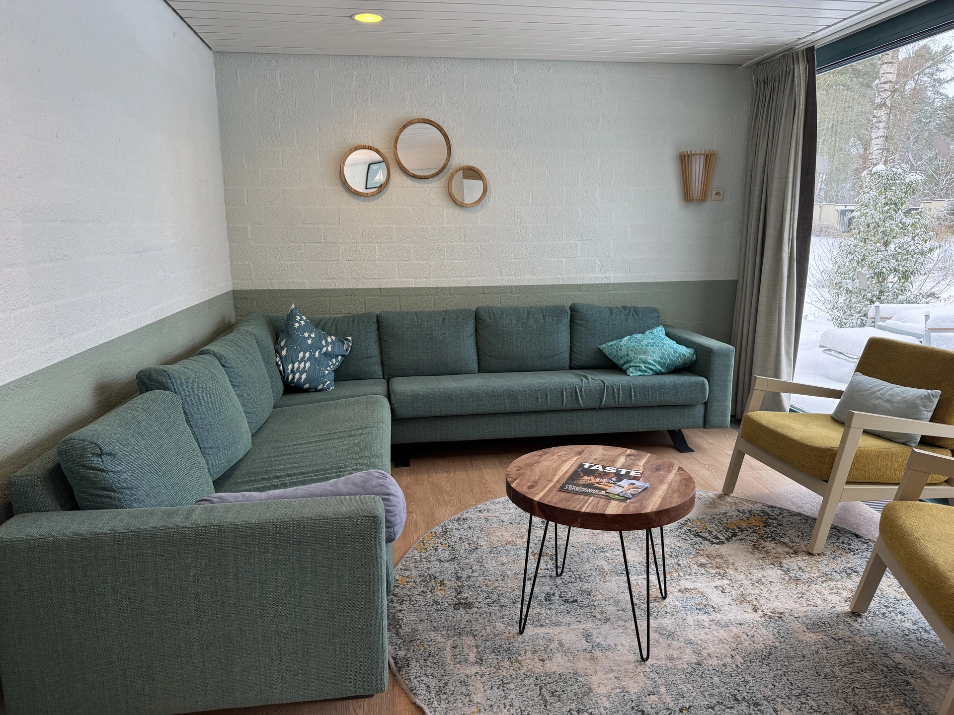 Wohnzimmer mit Ecksofa und Kamin im Premium Ferienhaus im Center Parcs De Vossemeren