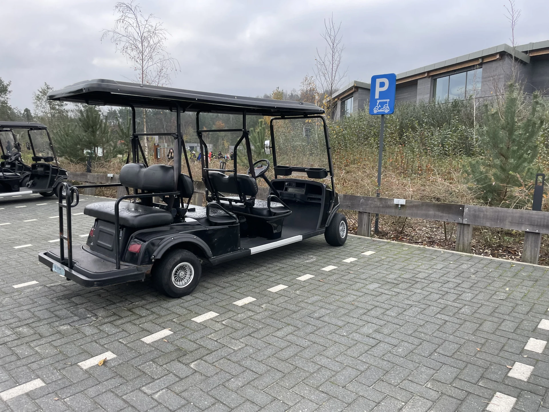 Das große E-Car für 6 Personen am Ladeplatz im Center Parcs Terhills Resort in Belgien