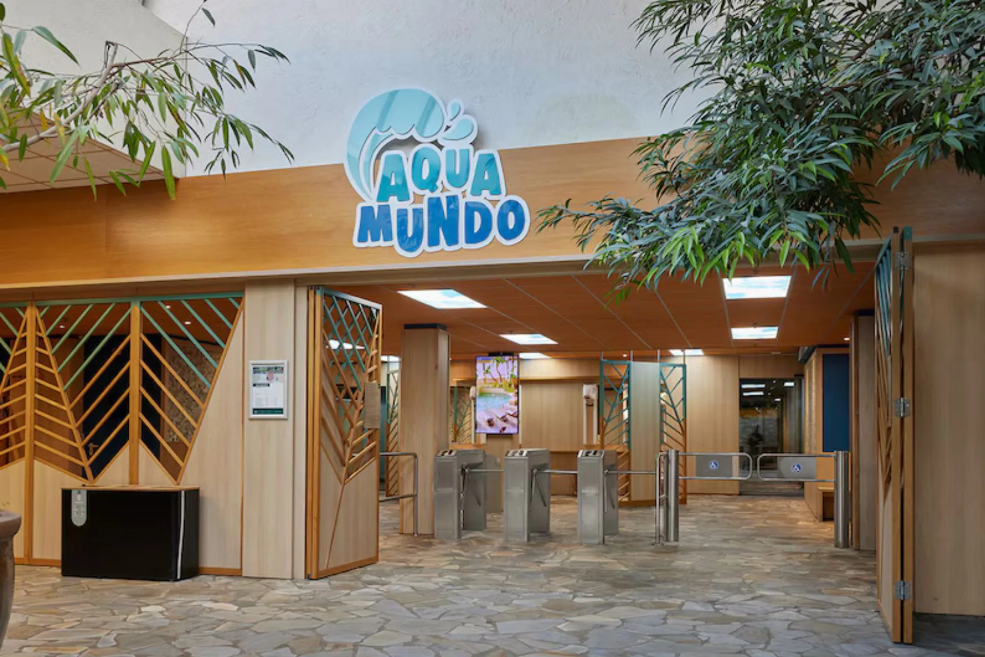 Blick auf das Aqua Mundo mit Rutschen und Wellenbecken