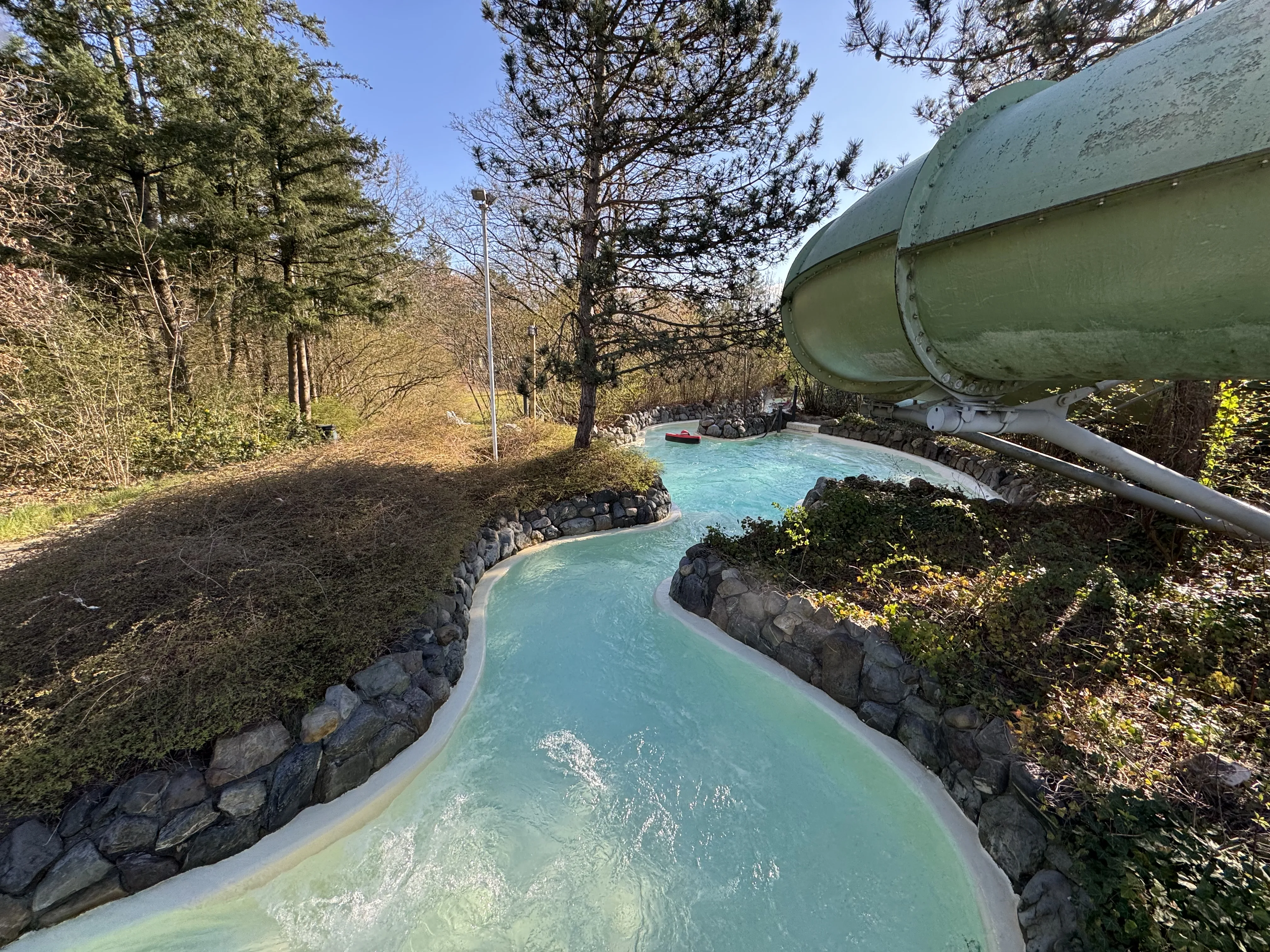 Wildwasserbahn im Aqua Mundo – mit Boot durch die Strömung