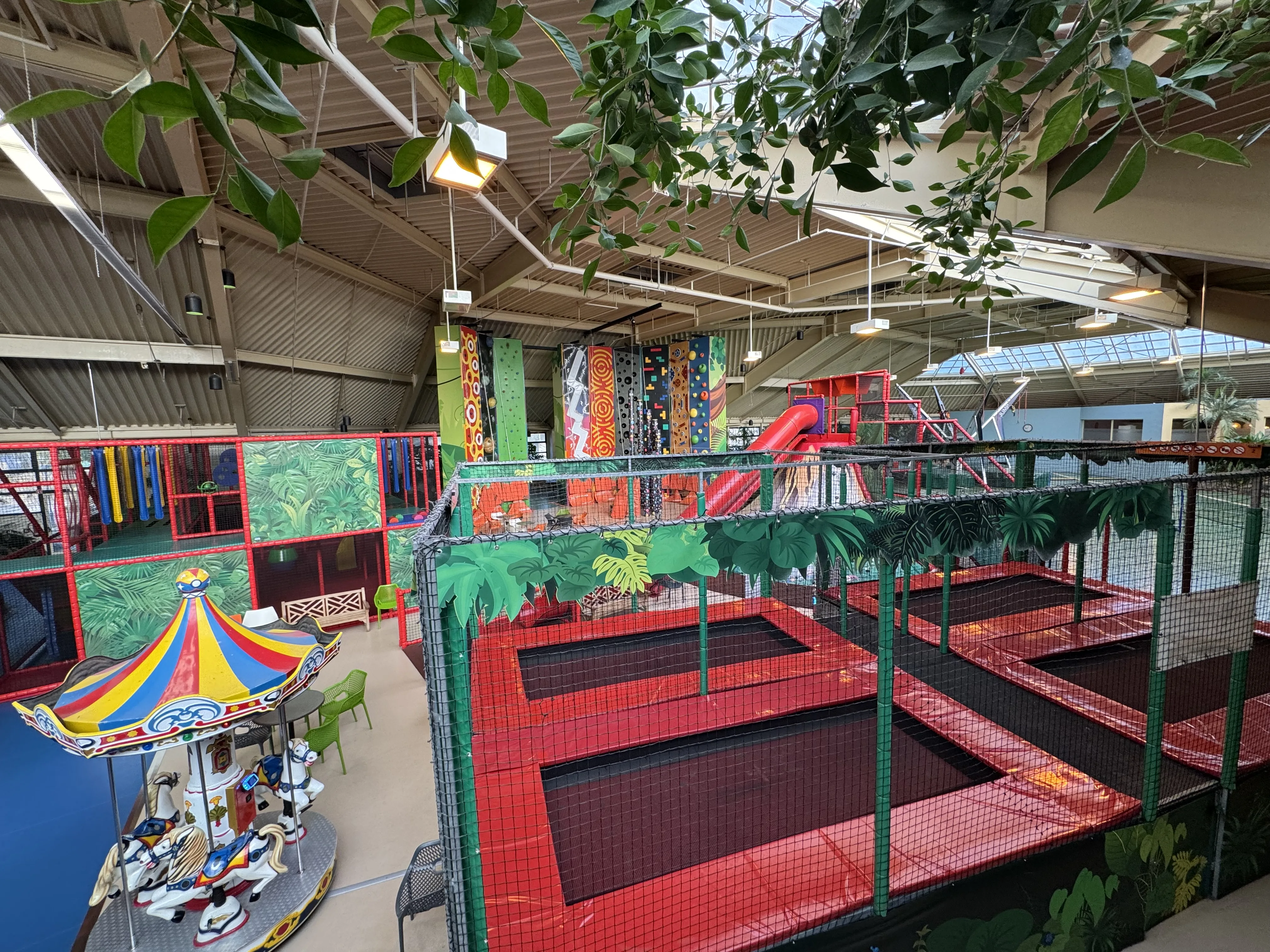 Die Trampoline und das Karussell in der Baluba – hier ist richtig was los