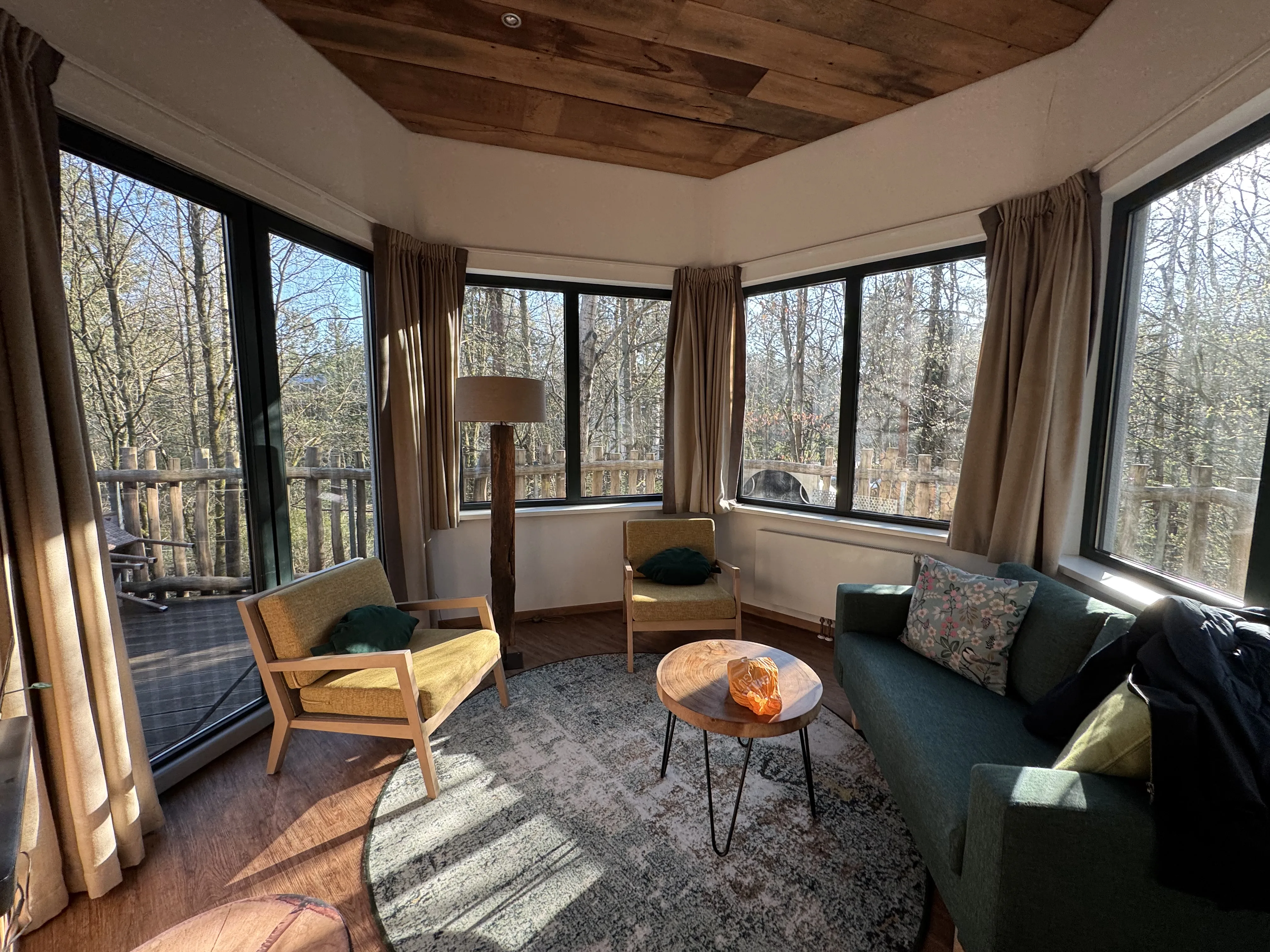 Baumhaus offenes Wohnzimmer