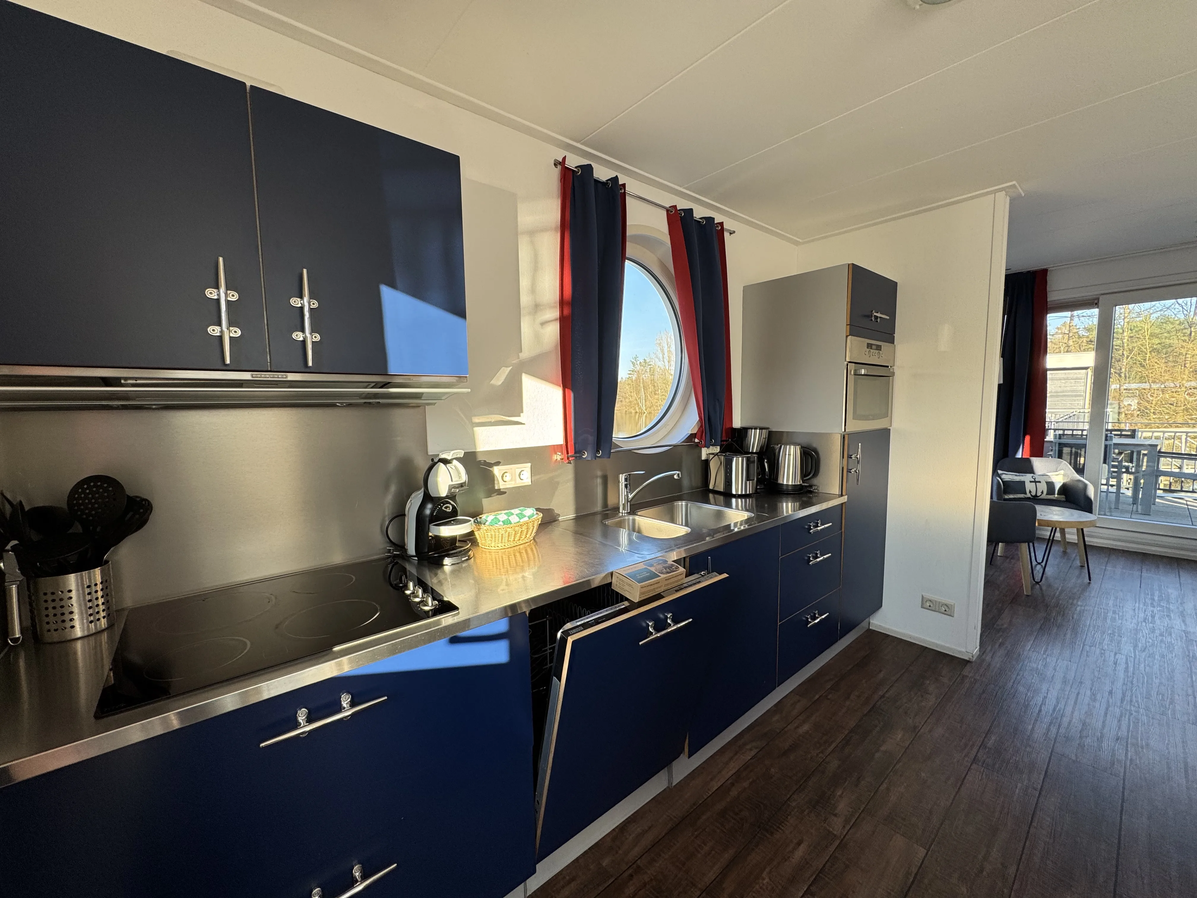 Die Küche auf dem Hausboot