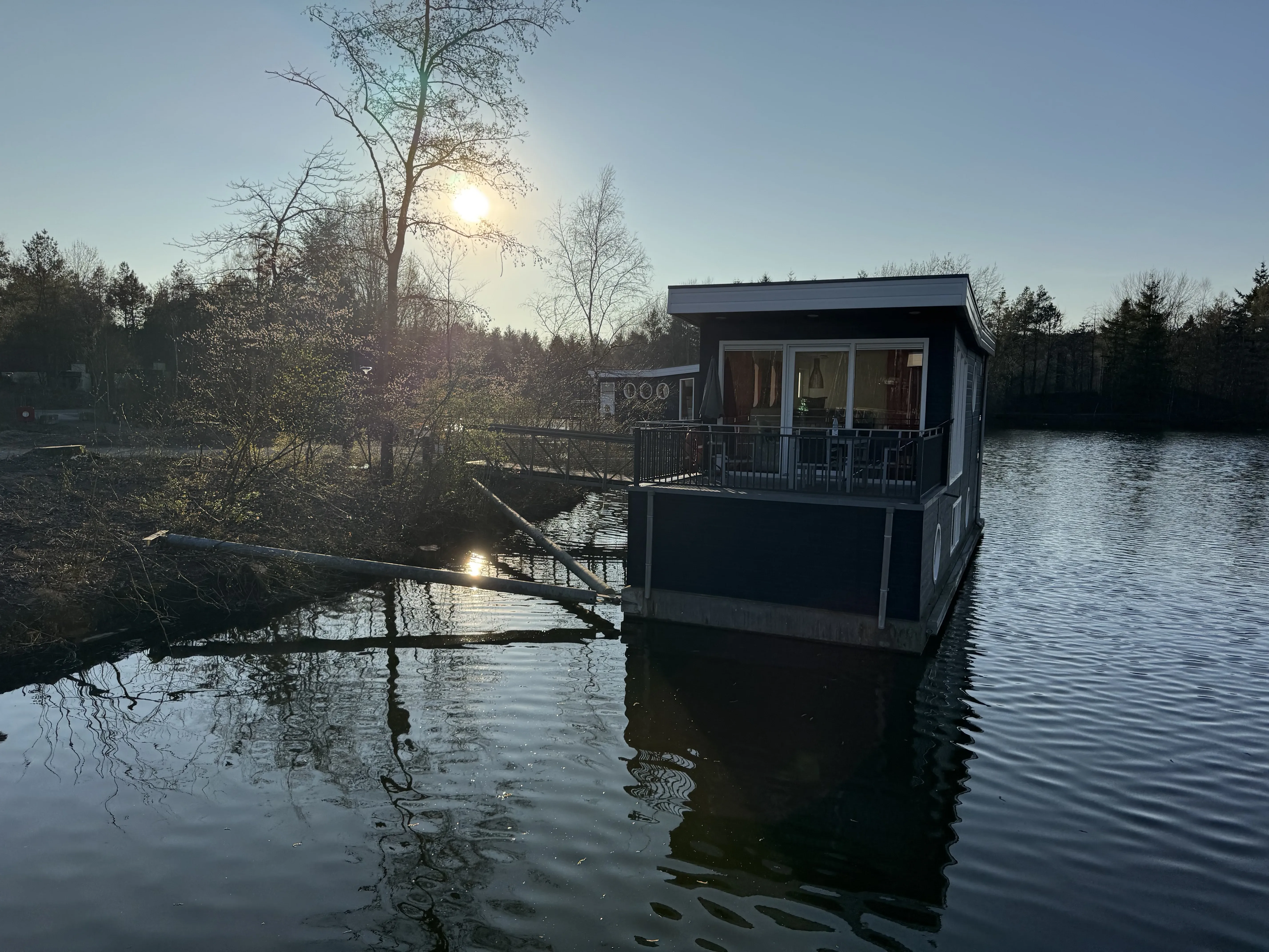 Das Hausboot am Morgen mit Nebel über dem See