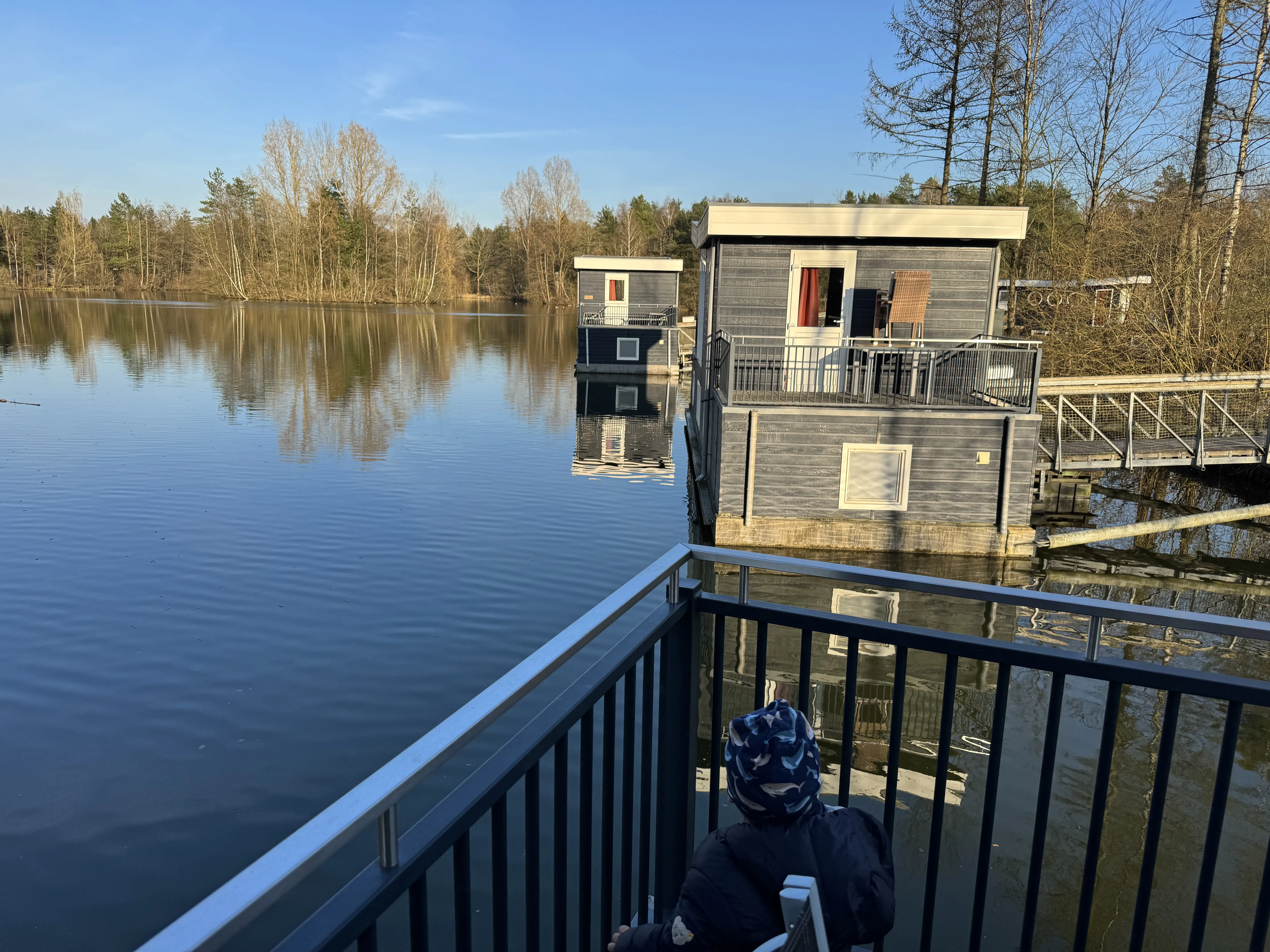 Vom Hausboot aus: Das Geländer und Blick zum Nachbarn