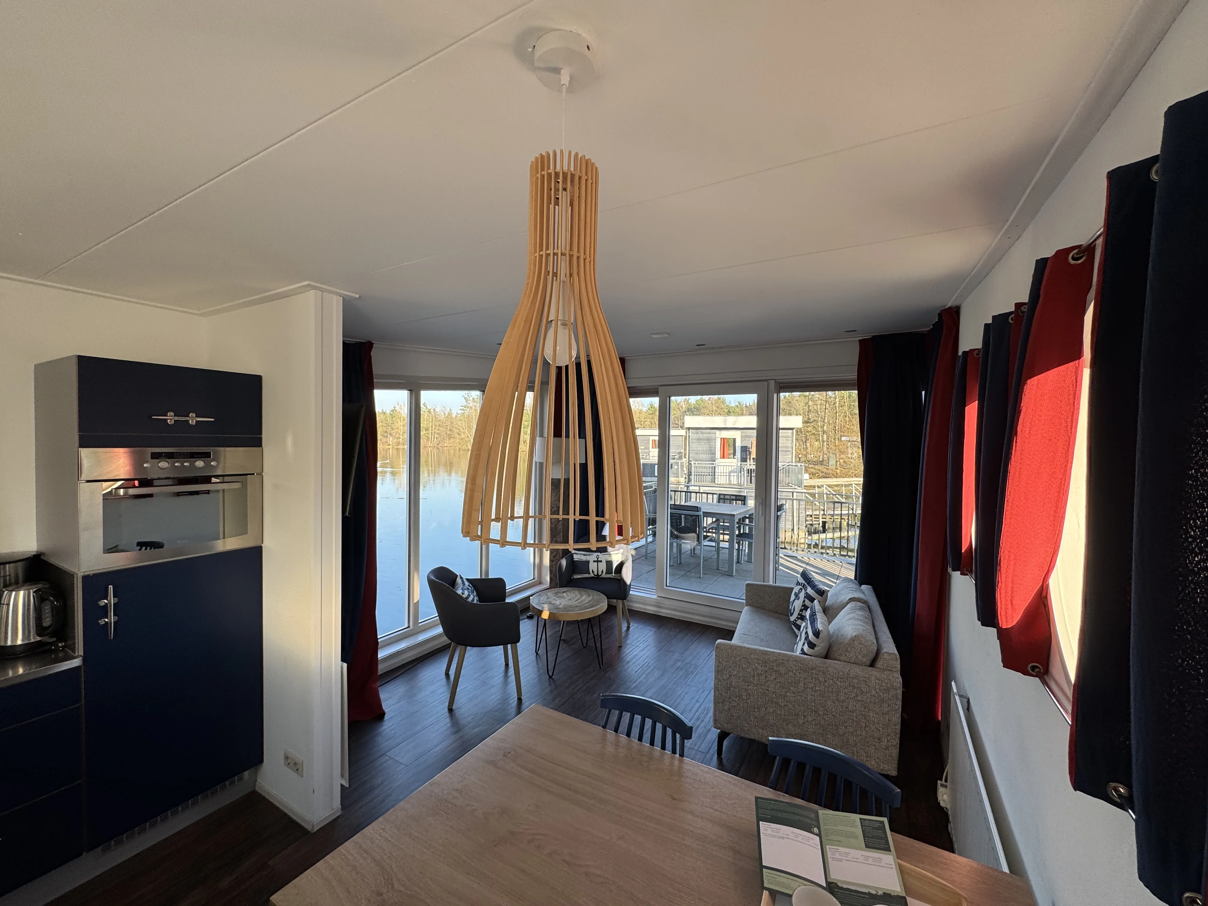 Blick ins Wohnzimmer – praktisch eingerichtet