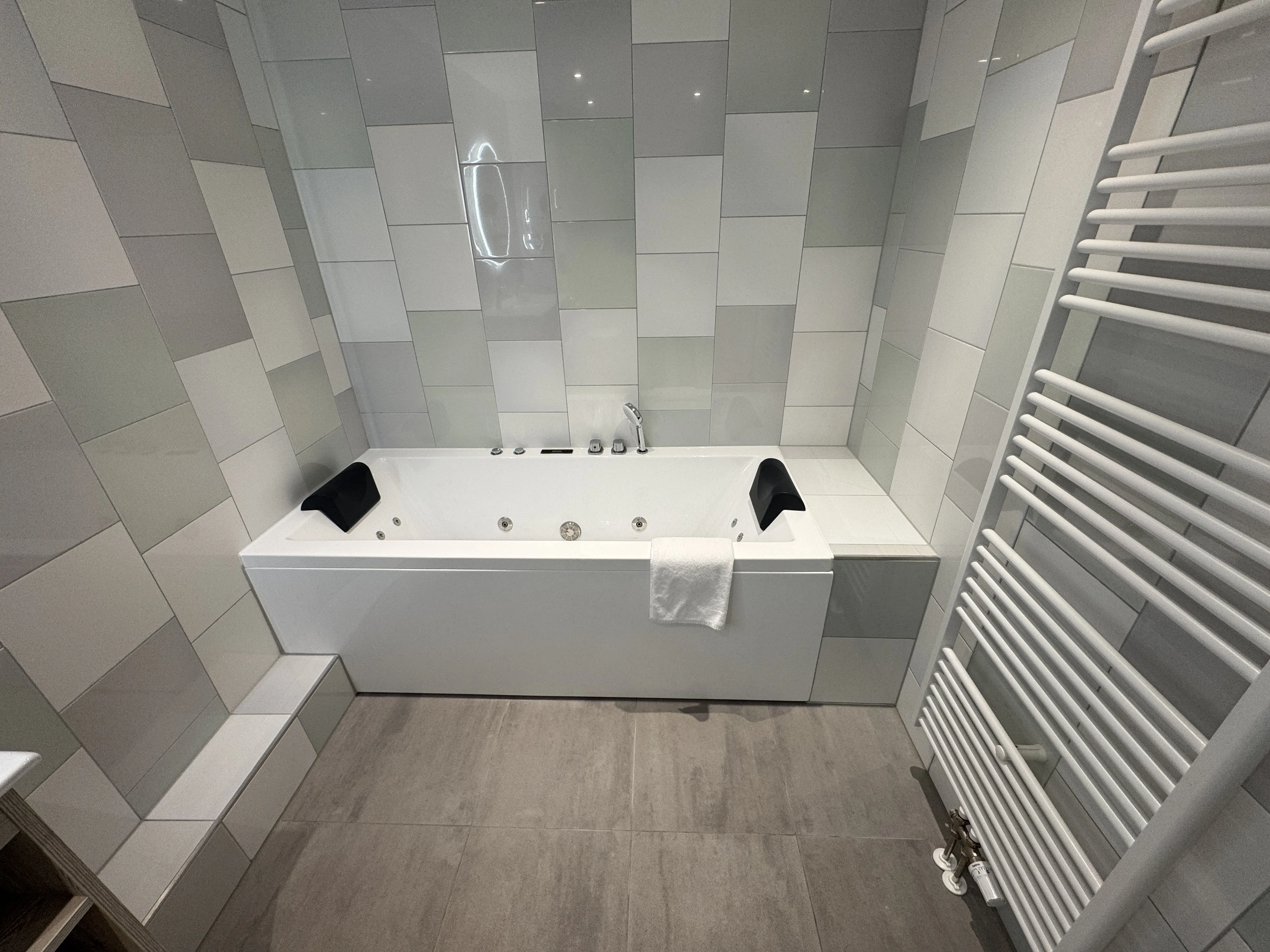 Hotelzimmer Sprudelbadewanne