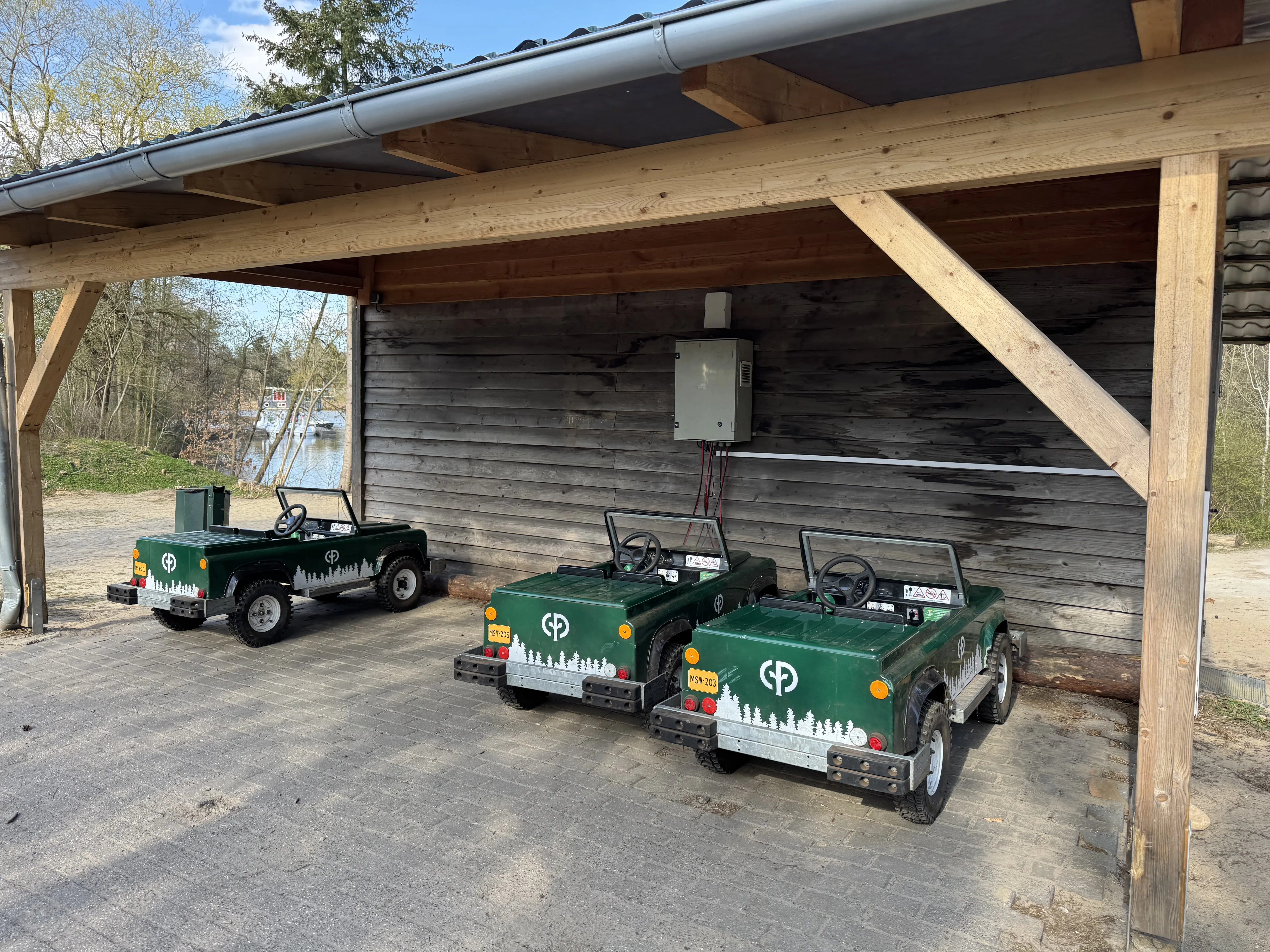 Kids-Safari in den Jeeps – Imke zeigt den Kindern die Umgebung