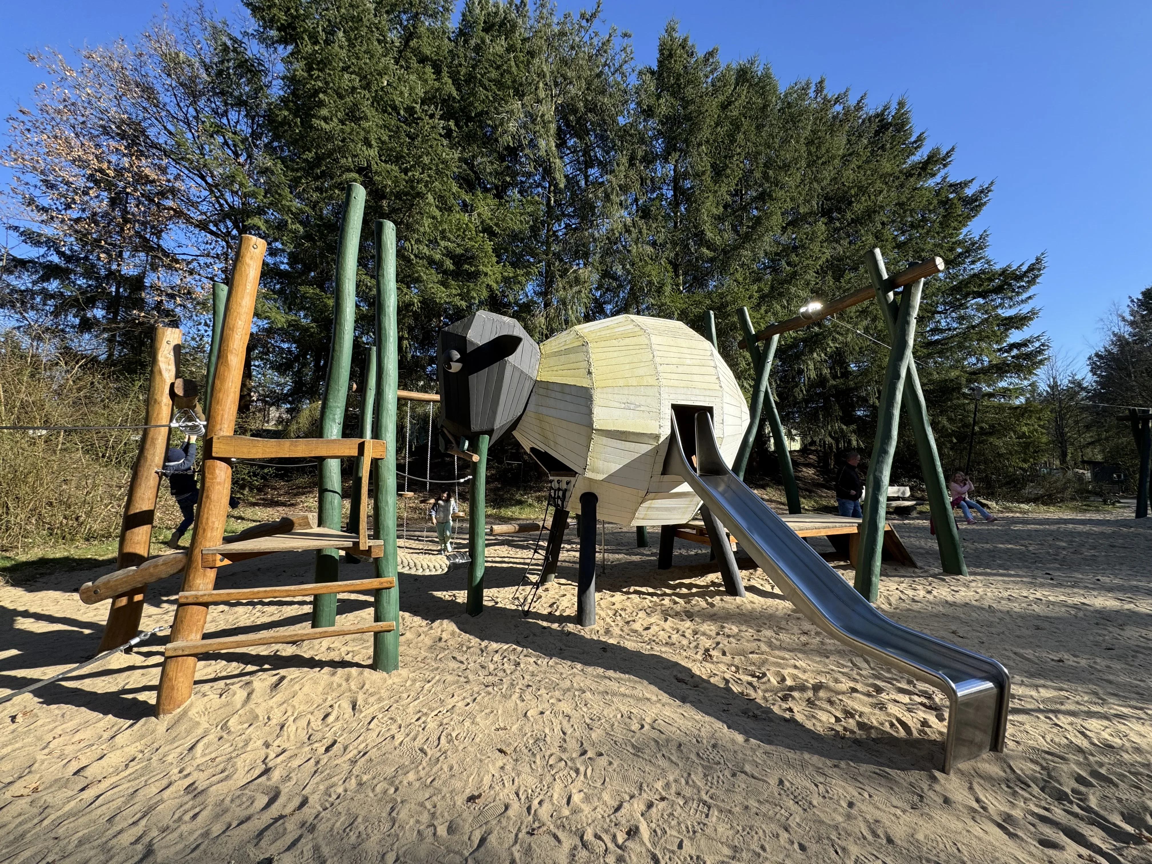 Der Schafspielplatz – thematisch gestaltet und perfekt für Schulkinder