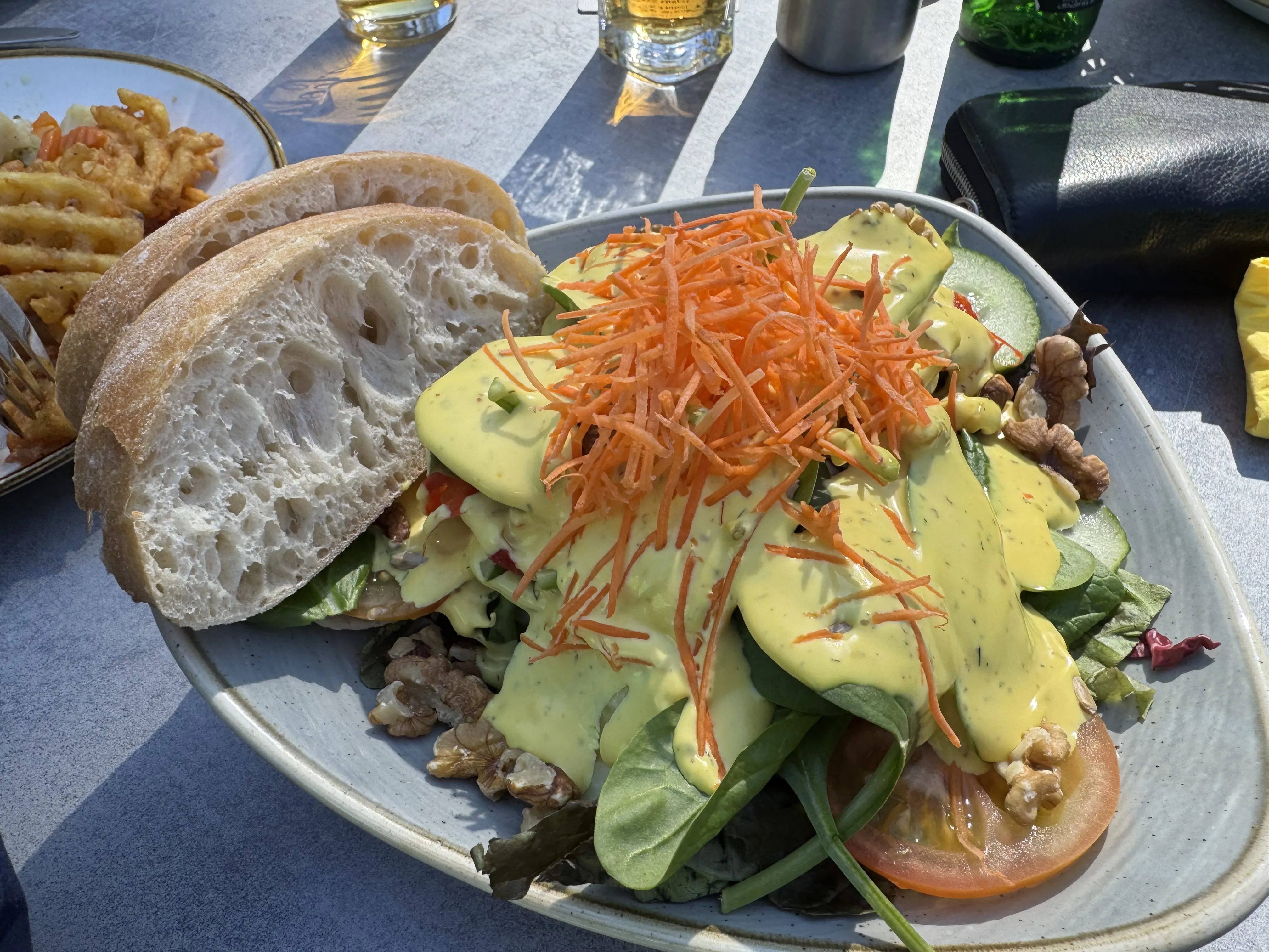 Salat und Baguette – eine der besseren Optionen im Market Café