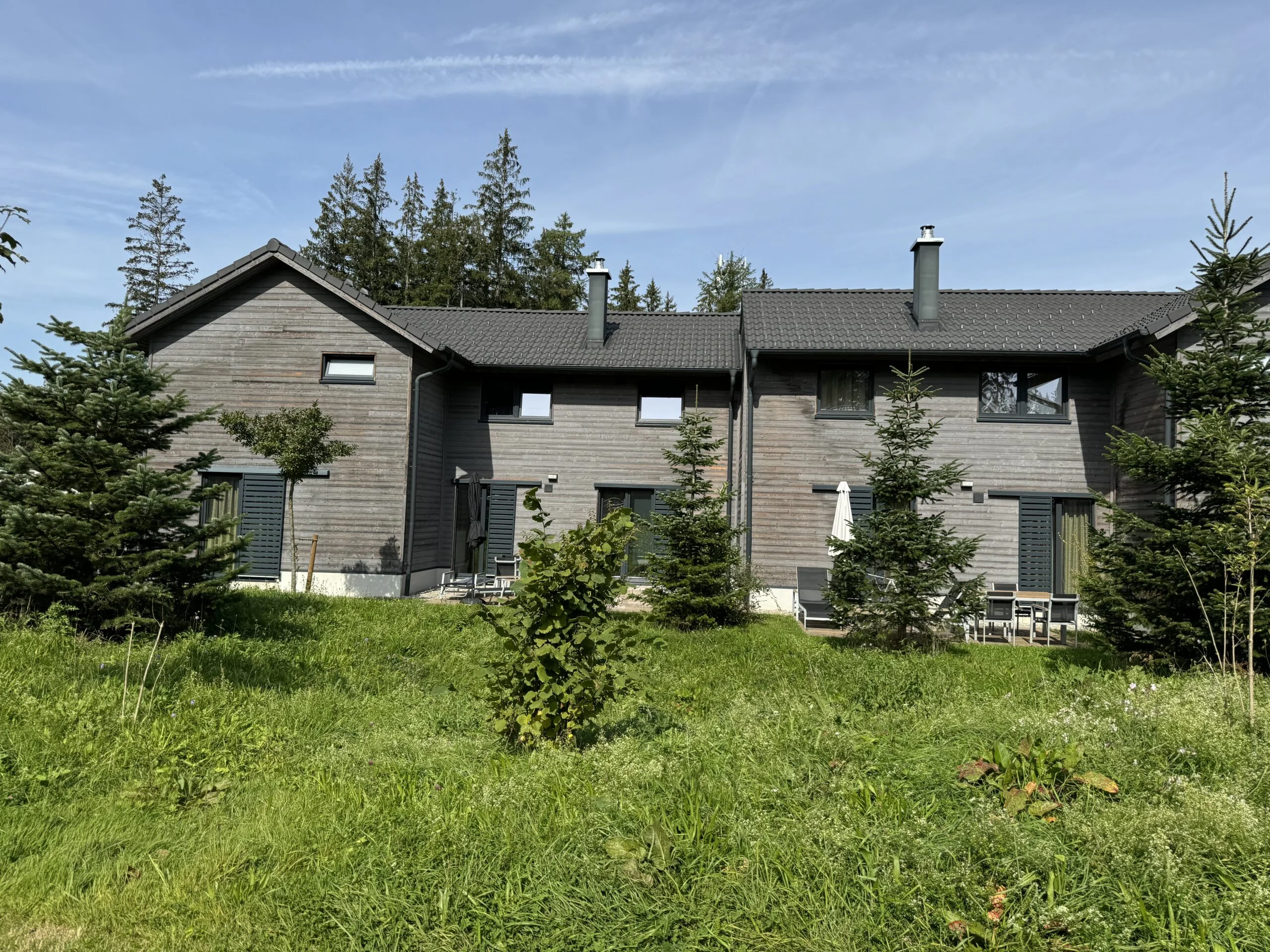 Center Parcs Park Allgäu im Sommer – Ferienhäuser umgeben von Natur