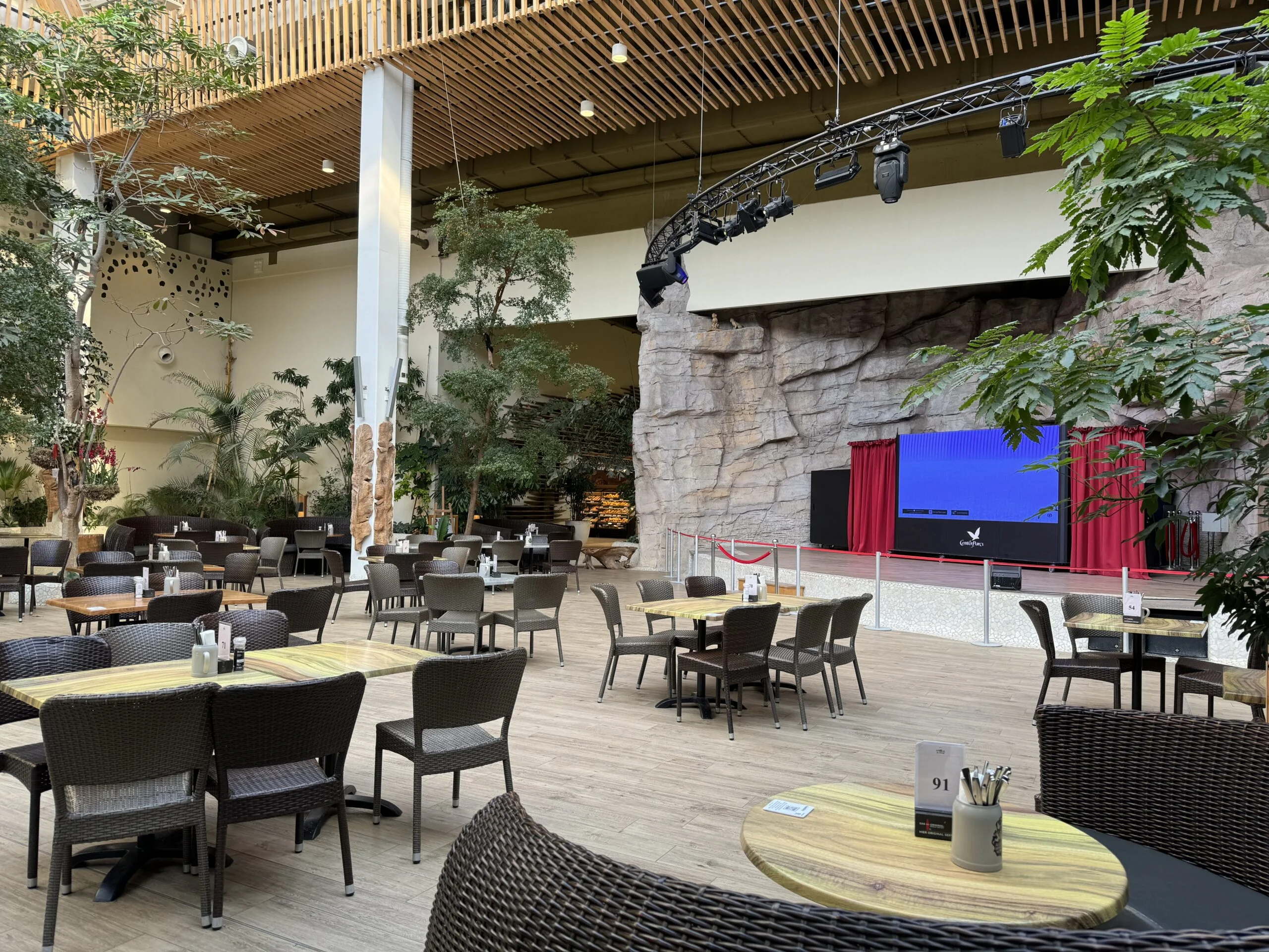 Market Dome im Center Parcs Park Allgäu mit Bühne