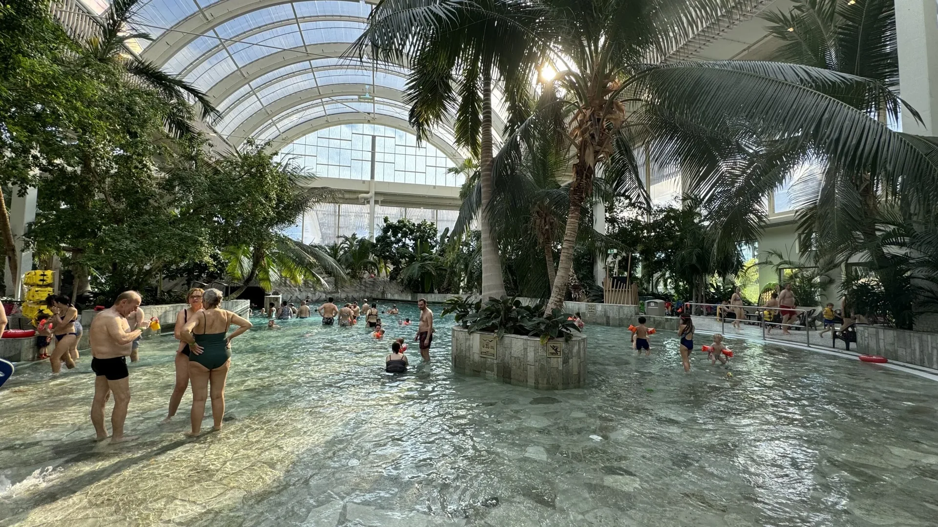Aqua Mundo im Park Allgäu im Test - Blick auf das Hauptbecken mit Wildwasserbahn und Rutschen