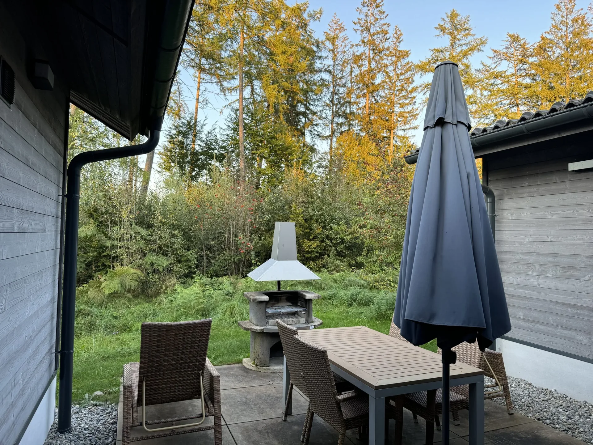 Terrasse eines Ferienhauses im Center Parcs Park Allgäu mit Blick ins Grüne