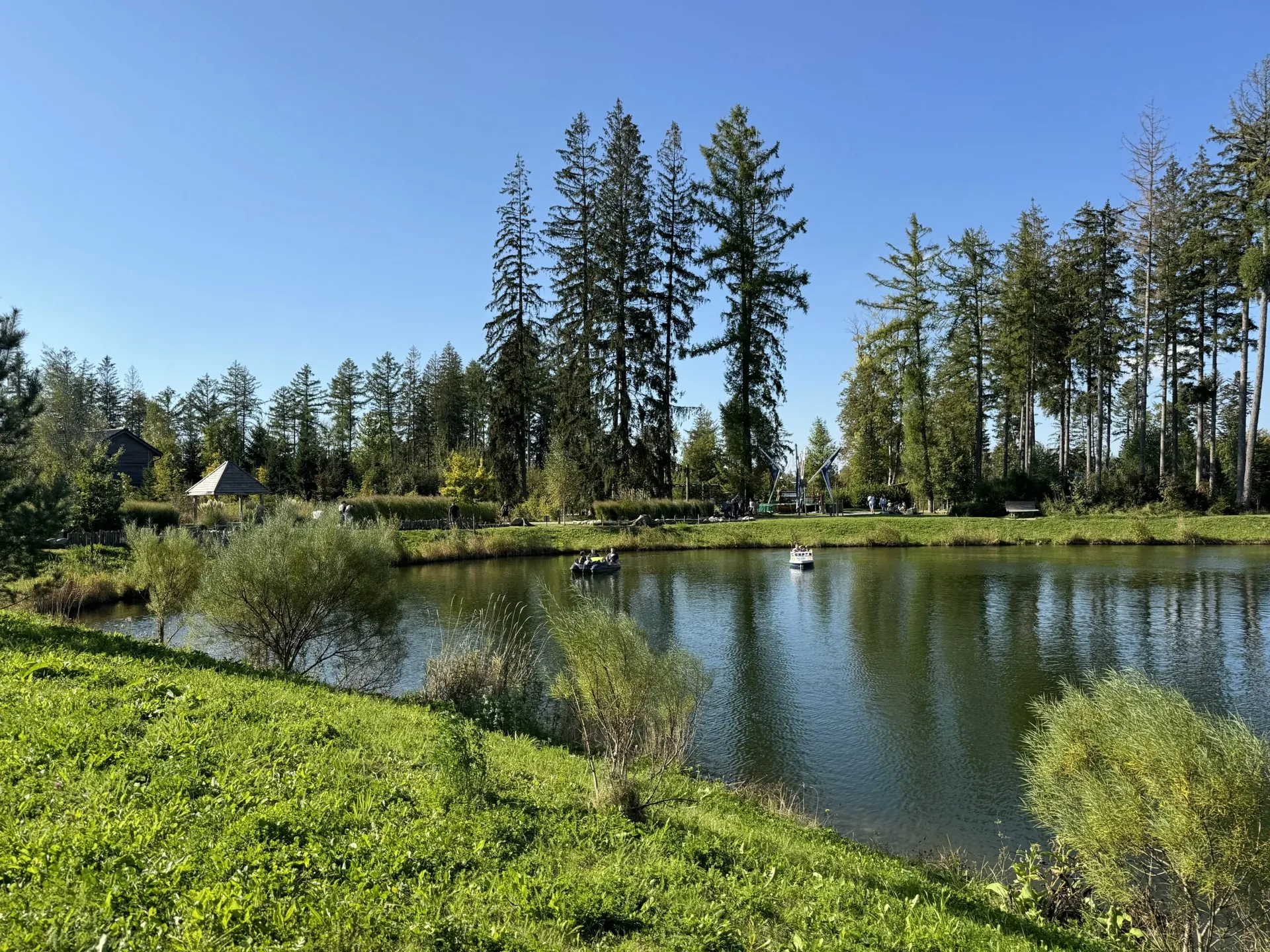 Center Parcs Park Allgäu im Sommer mit Bergpanorama und Aqua Mundo