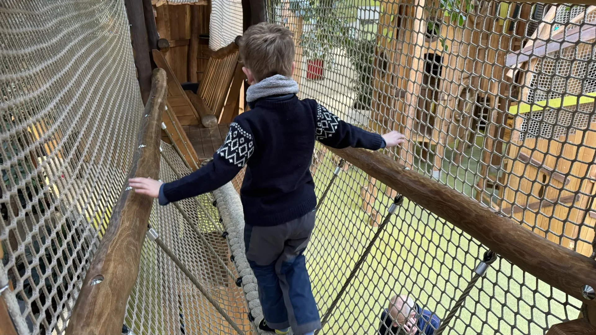 Klettergerüst und Spielbereiche in der BALUBA Indoorspielwelt im Center Parcs Park Allgäu