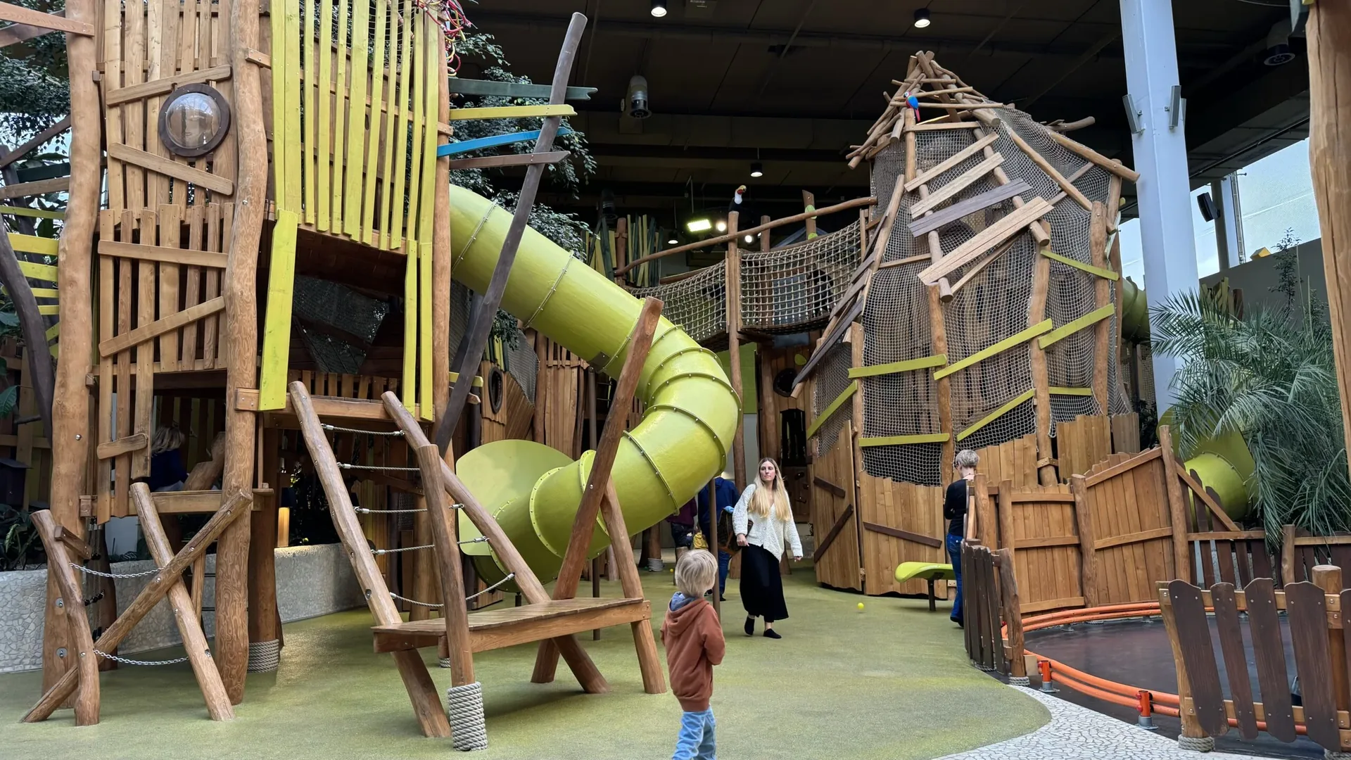 Indoor-Spielwelt BALUBA im Center Parcs Park Allgäu mit Kindern beim Spielen