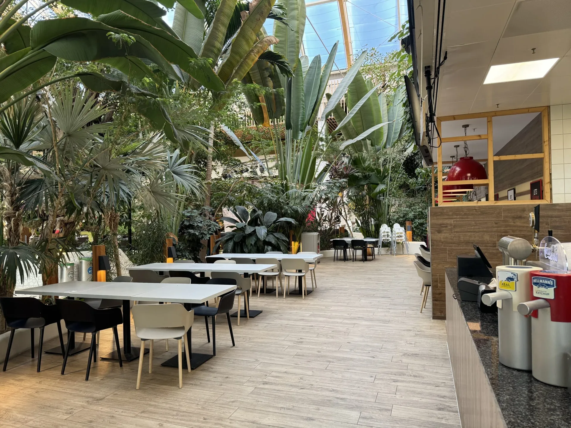 Restaurantmeile im Market Dome des Center Parcs Park Allgäu