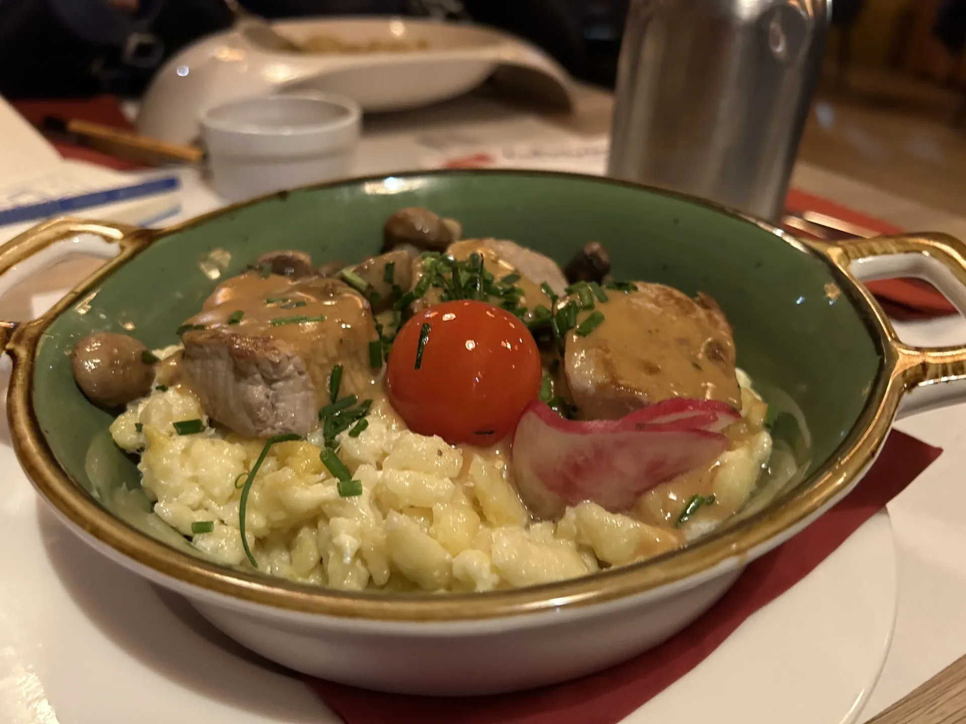 Restaurantbereich mit Sitzgelegenheiten im Market Dome Center Parcs Park Allgäu