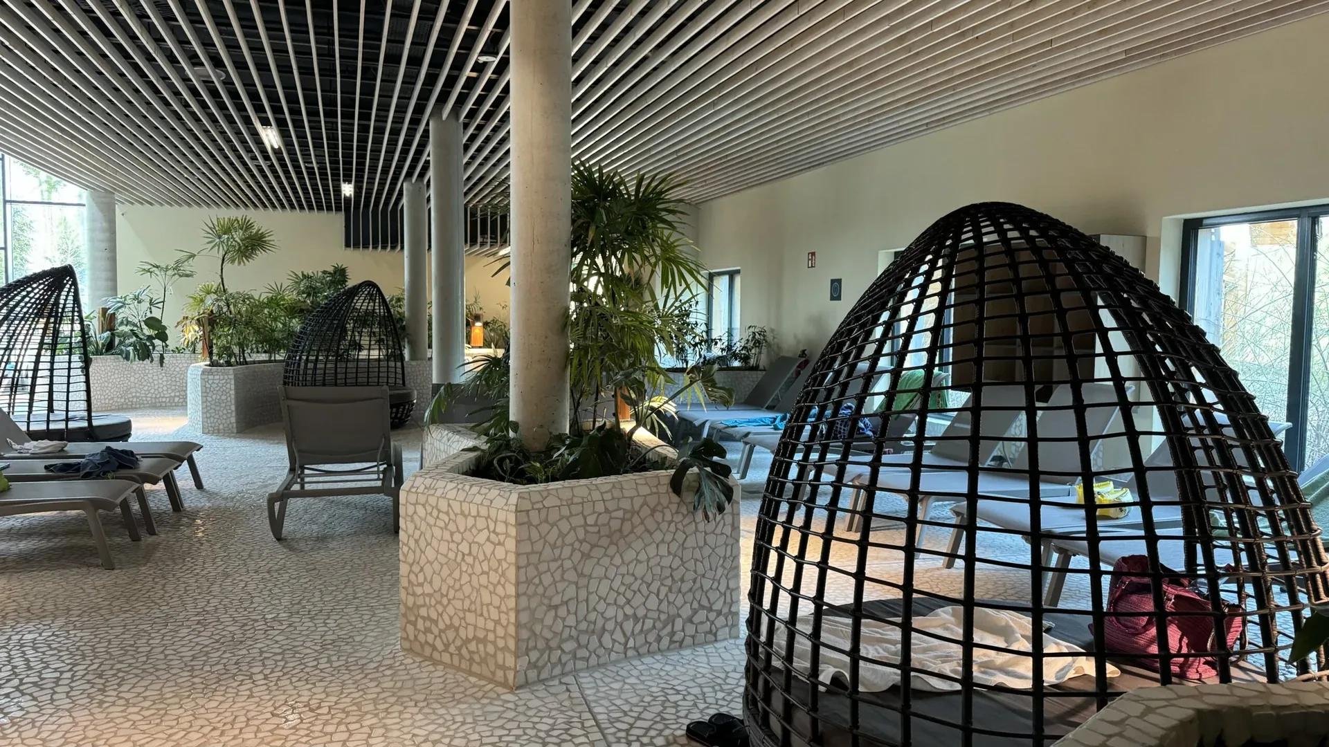Deep Nature Spa im Center Parcs Park Allgäu mit Saunalandschaft und Ruhebereich