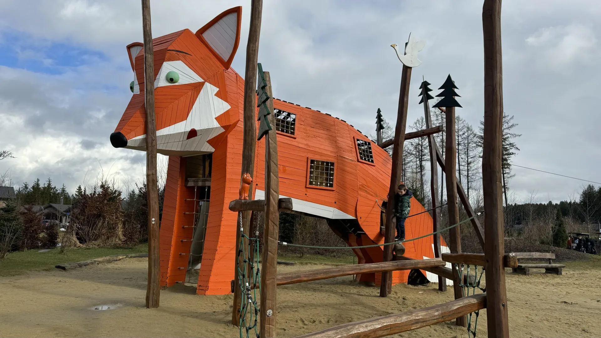 Spielplatz im Center Parcs Park Allgäu zwischen Ferienhäusern