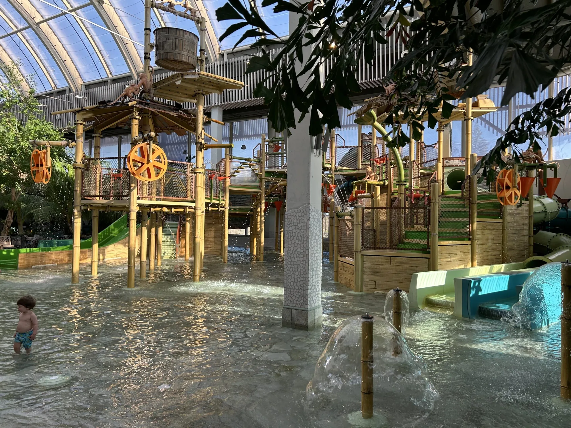 Waterplayhouse im Aqua Mundo Park Allgäu mit großem Kinder-Klettergerüst und warmem Planschbecken