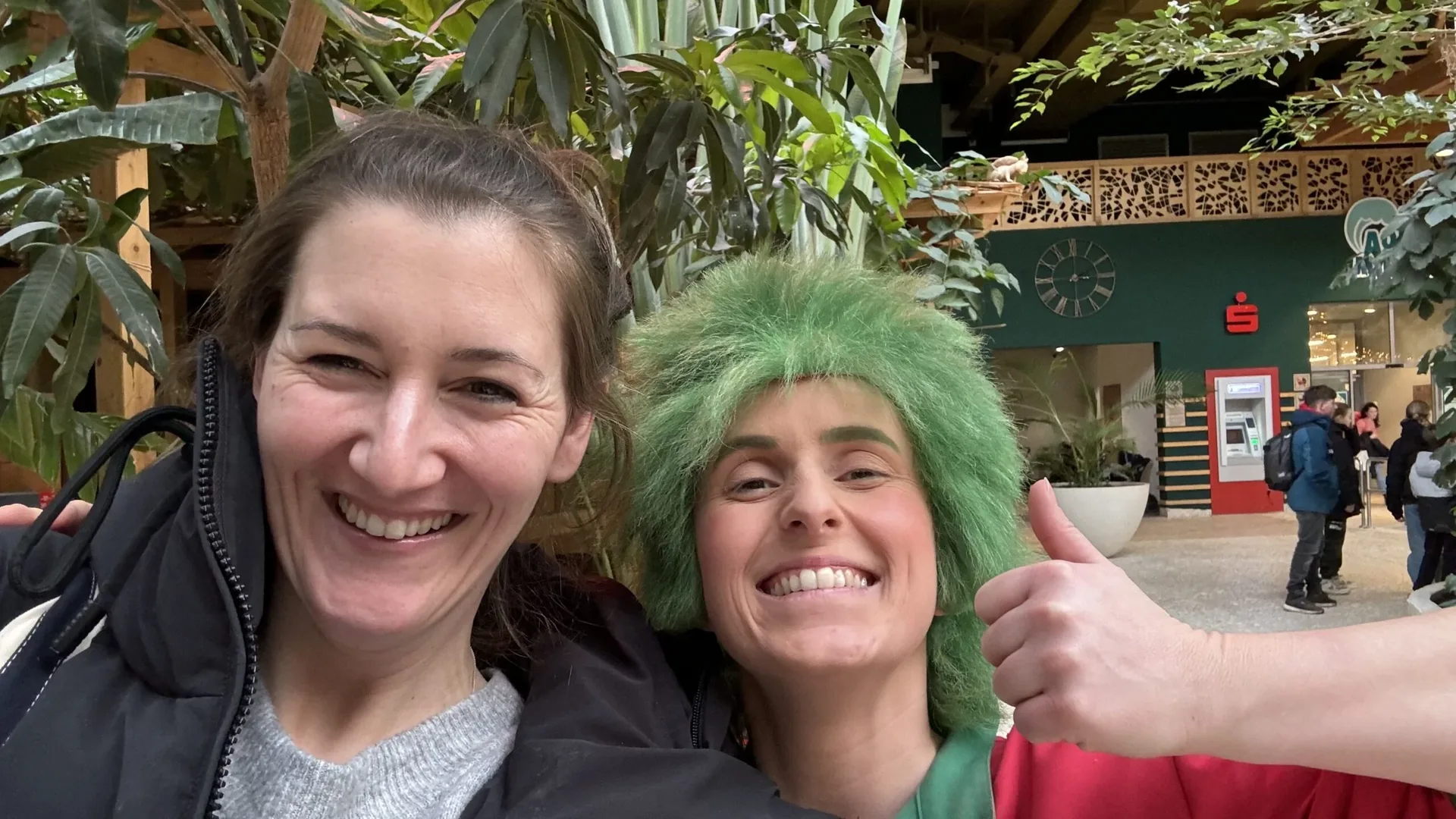 Katharina mit Orrys grüner Maskottchen-Perücke beim Meet and Greet im Center Parcs Park Allgäu