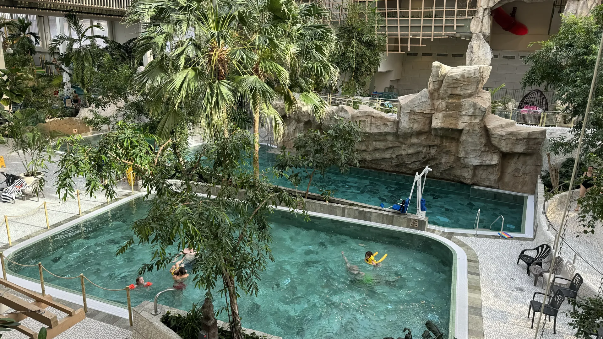 Sportgymnastikbecken und Kletterwand im Aqua Mundo des Center Parcs Park Allgäu