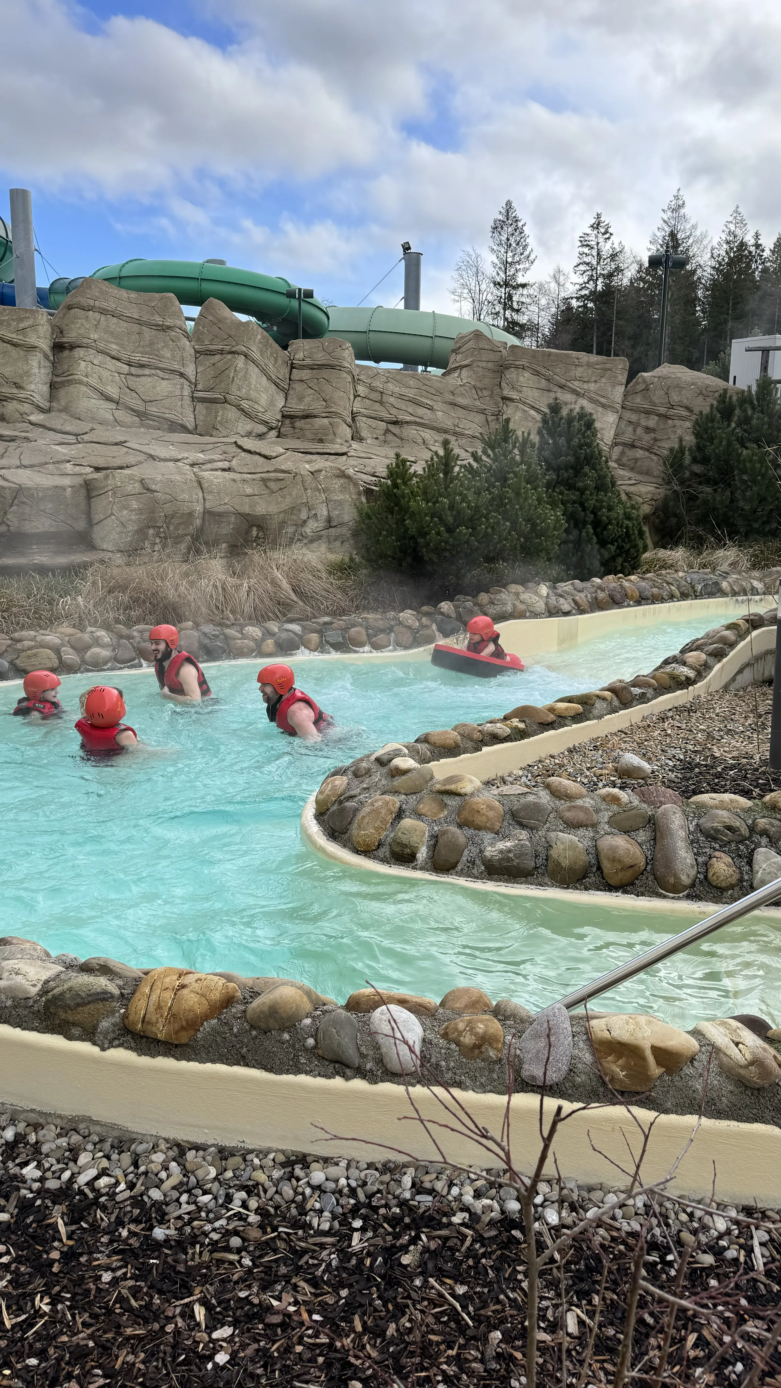 Kinder auf der Wildwasserbahn im Aqua Mundo des Center Parcs Park Allgäu