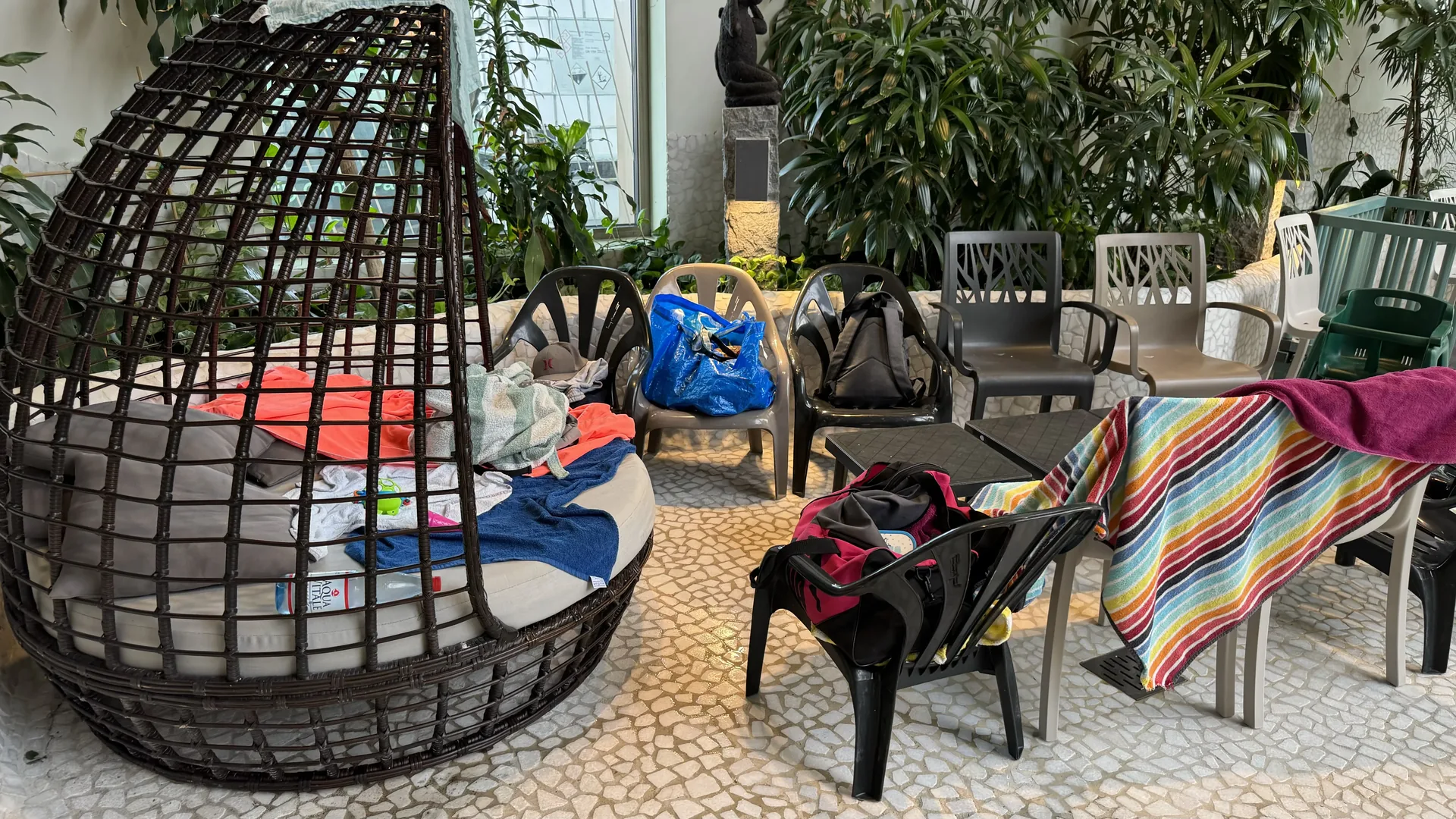 Liegeinseln und Stühle als Sitzbereich im Aqua Mundo des Center Parcs Park Allgäu