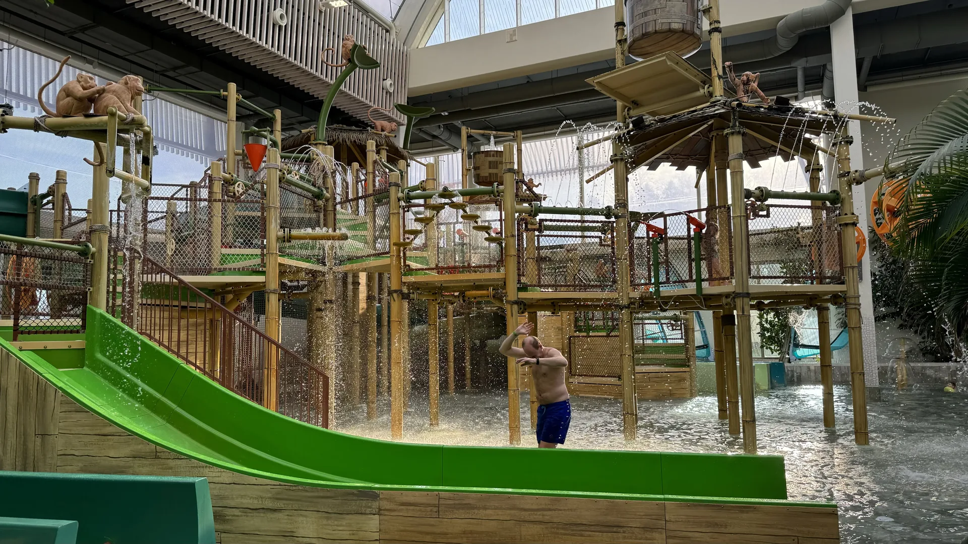 Waterplayhouse mit Kippeimer im Aqua Mundo des Center Parcs Park Allgäu