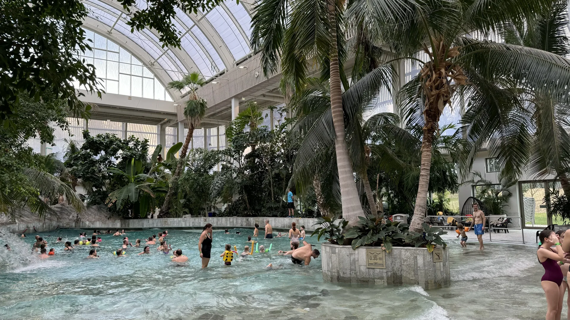 Wellen im Hauptbecken des Aqua Mundo Center Parcs Park Allgäu mit vielen Badegästen