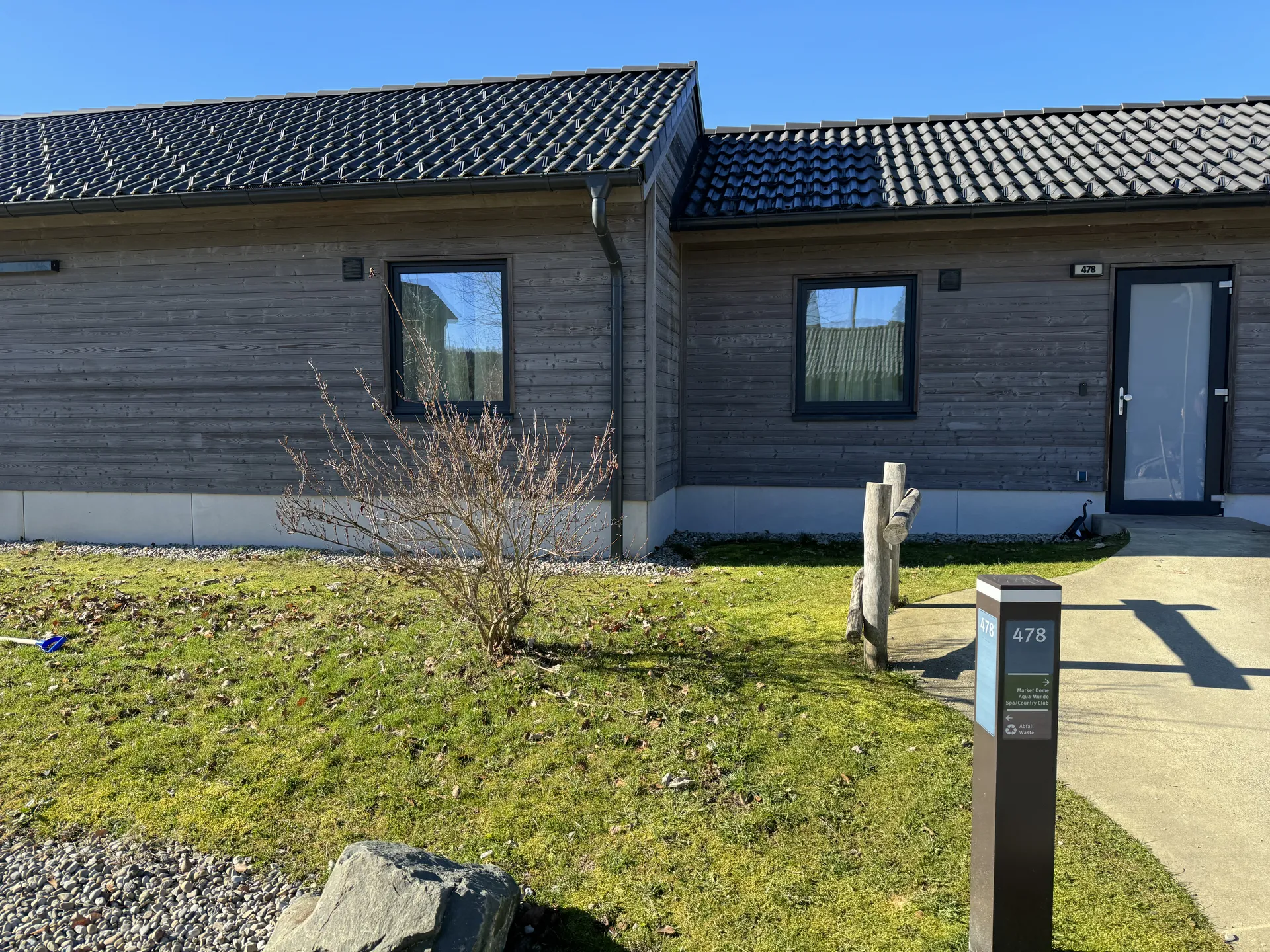 Comfort-Ferienhaus im Center Parcs Park Allgäu von außen mit privater Terrasse