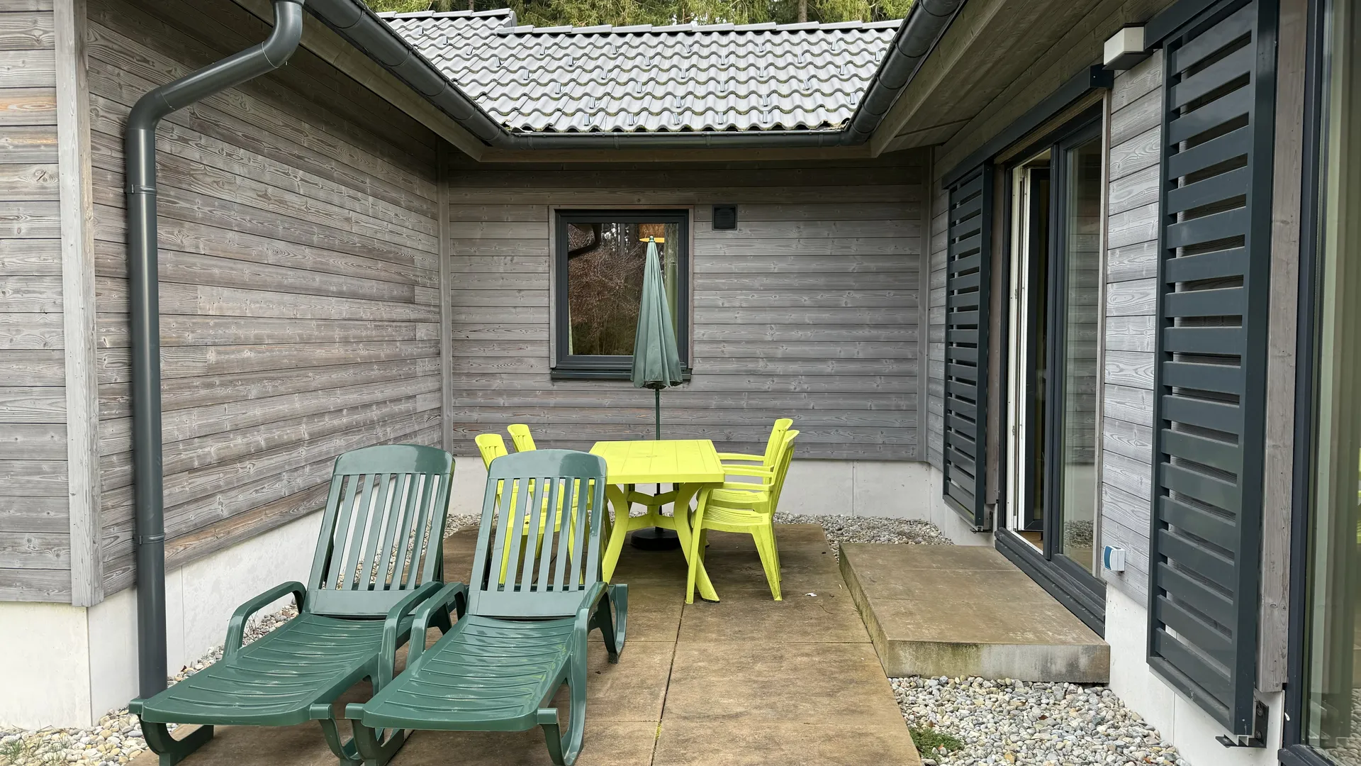 Private Terrasse mit Gartenmöbeln