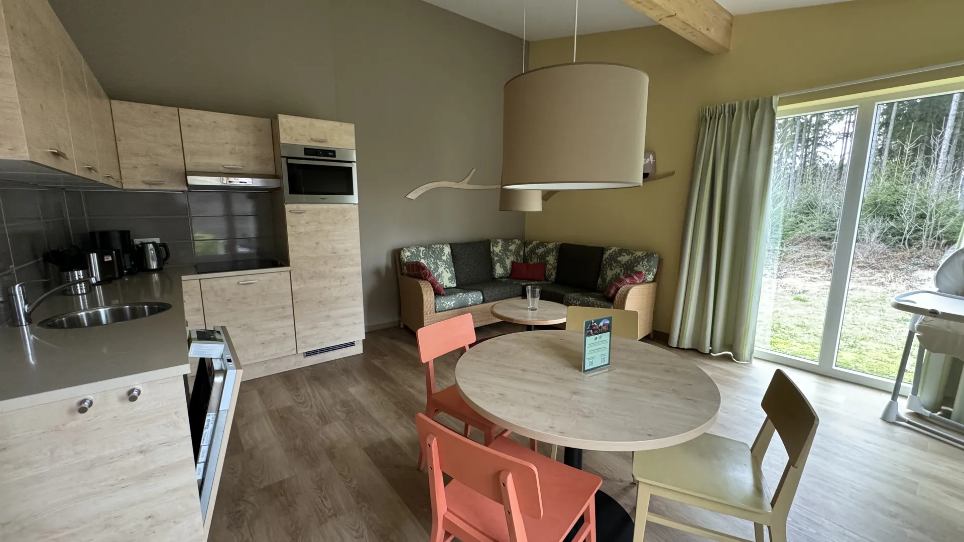 Comfort-Ferienhaus Wohnzimmer mit Esstisch