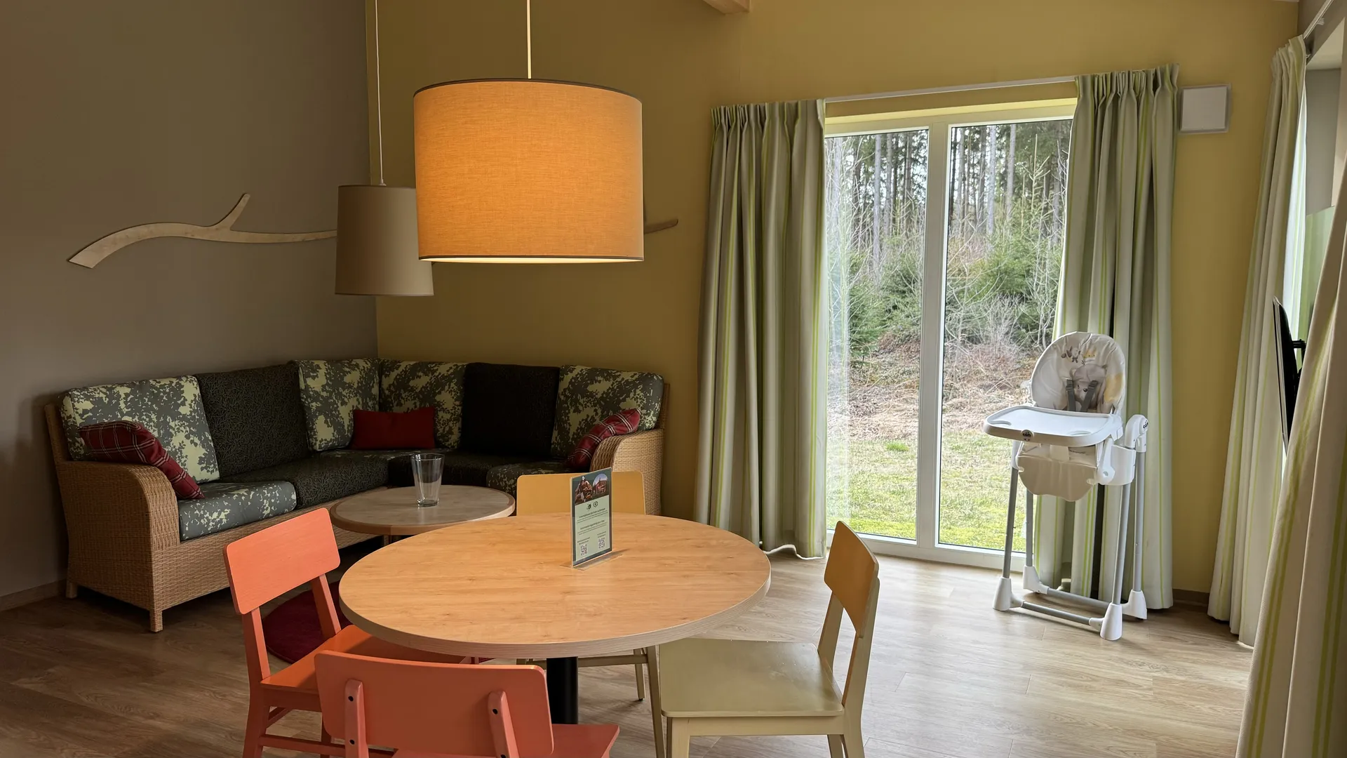 Wohnbereich im Comfort-Ferienhaus mit Sofa und Esstisch