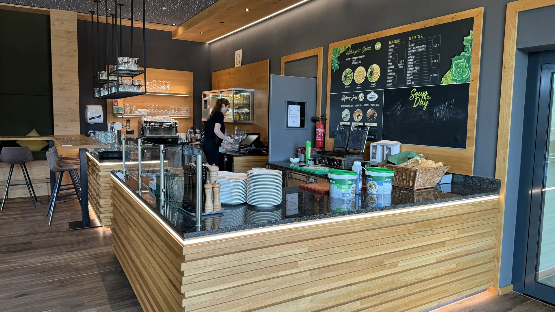 Tresen der Auszeit-Hütten im Deep Nature Spa Park Allgäu mit Tafelmenü und Kaffeemaschine