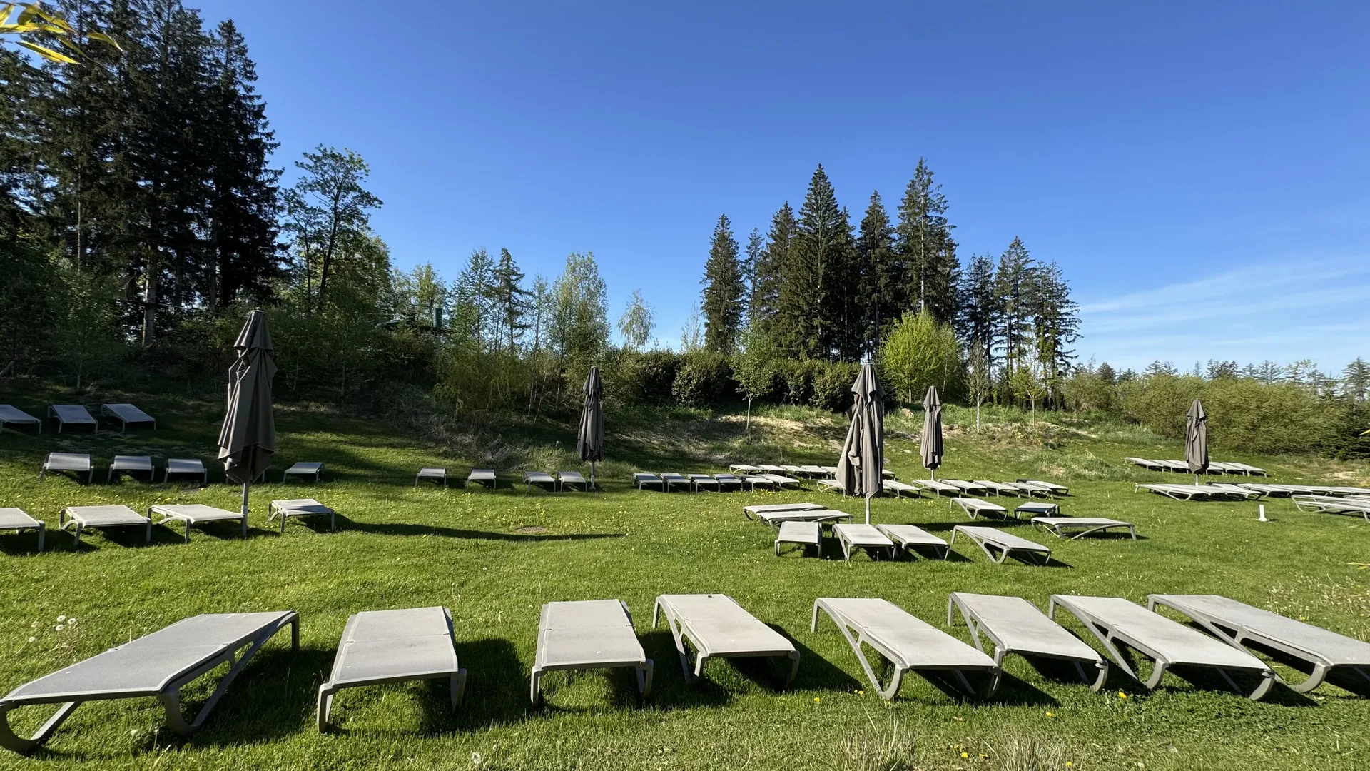 Großer Außenbereich mit Liegen am Aqua Mundo Park Allgäu