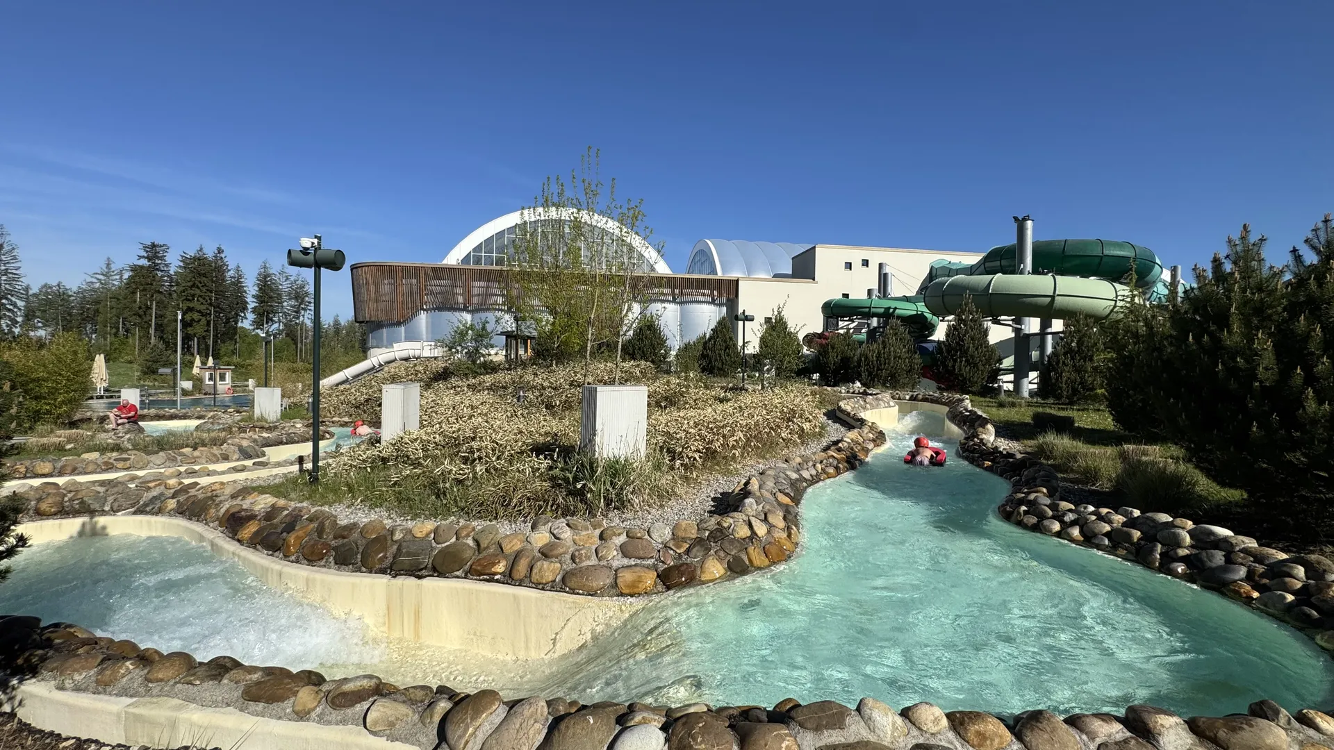 Wildwasserbahn aus anderer Perspektive im Aqua Mundo