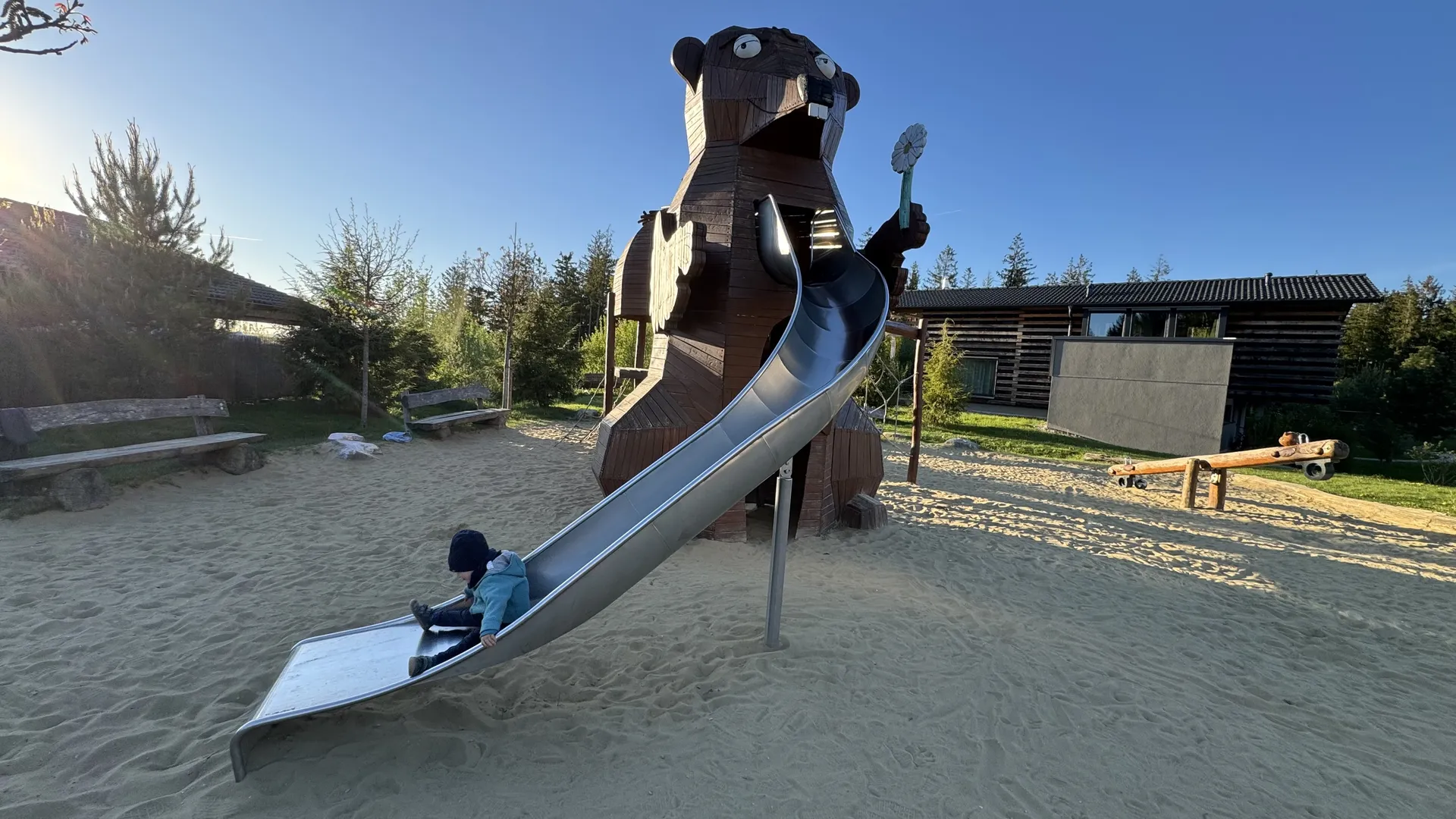 Unser Zweijähriger am Biber-Spielplatz, Park Allgäu