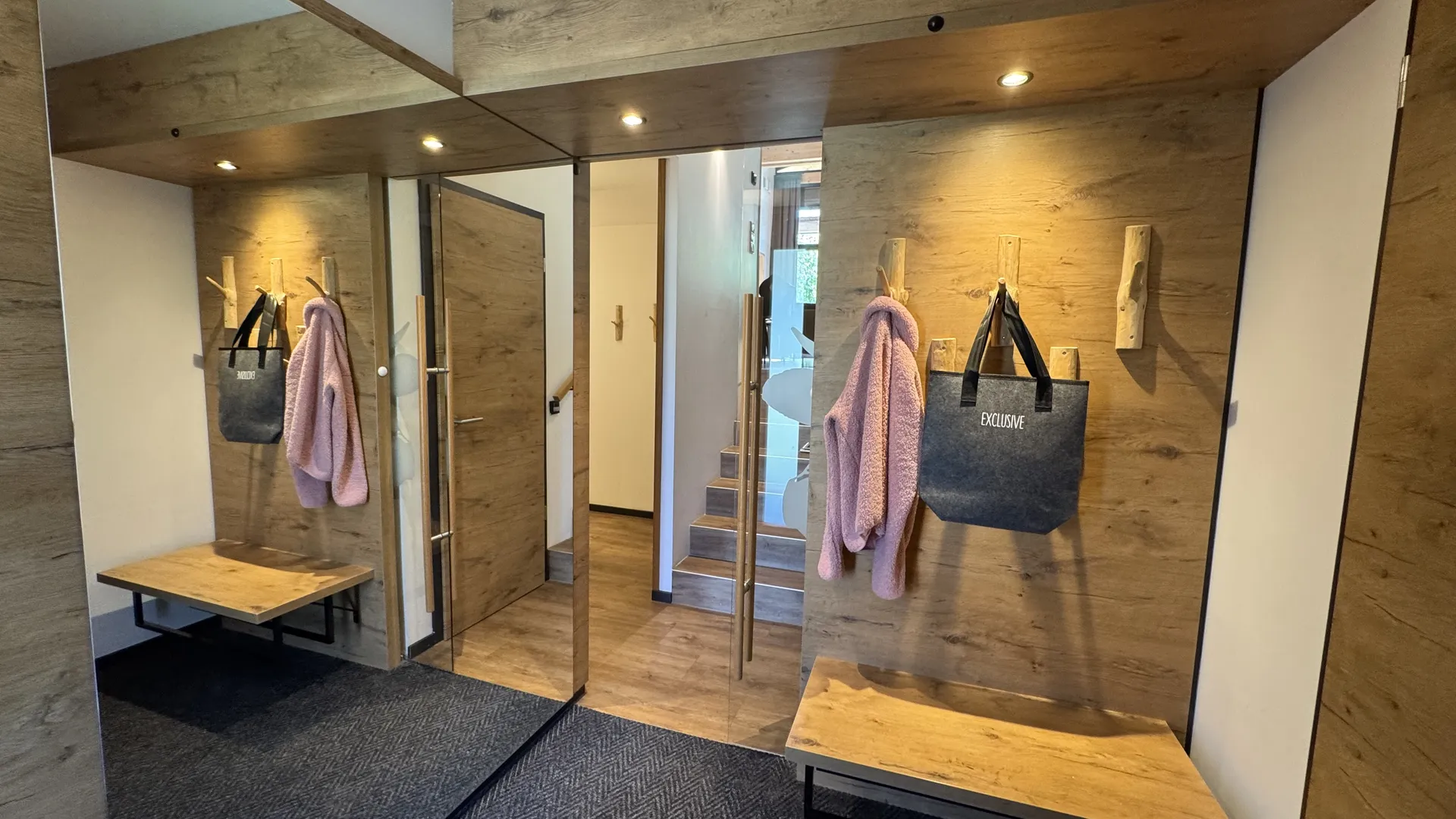 Garderobe im Untergeschoss des Exclusive-Ferienhauses
