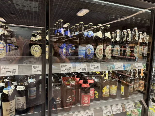 Bierregal im Nahkauf mit Memminger und Allgäuer Sorten