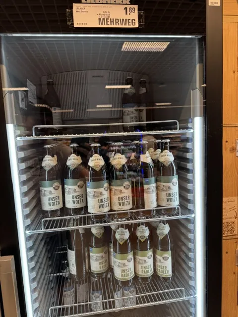 Bierregal im Nahkauf mit Unser Wolza und Unser Weizen aus der Brauerei Urlau