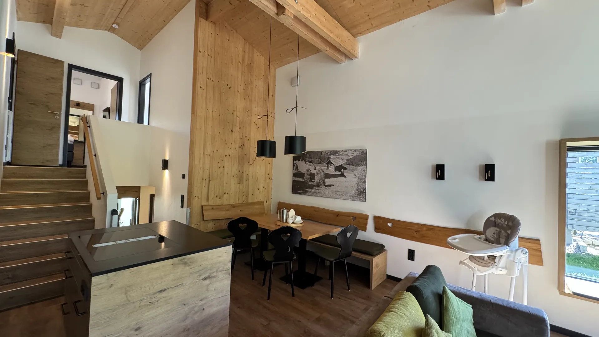 Sitzecke zum Essen für sechs Personen in einem Acht-Personen-Ferienhaus, Park Allgäu