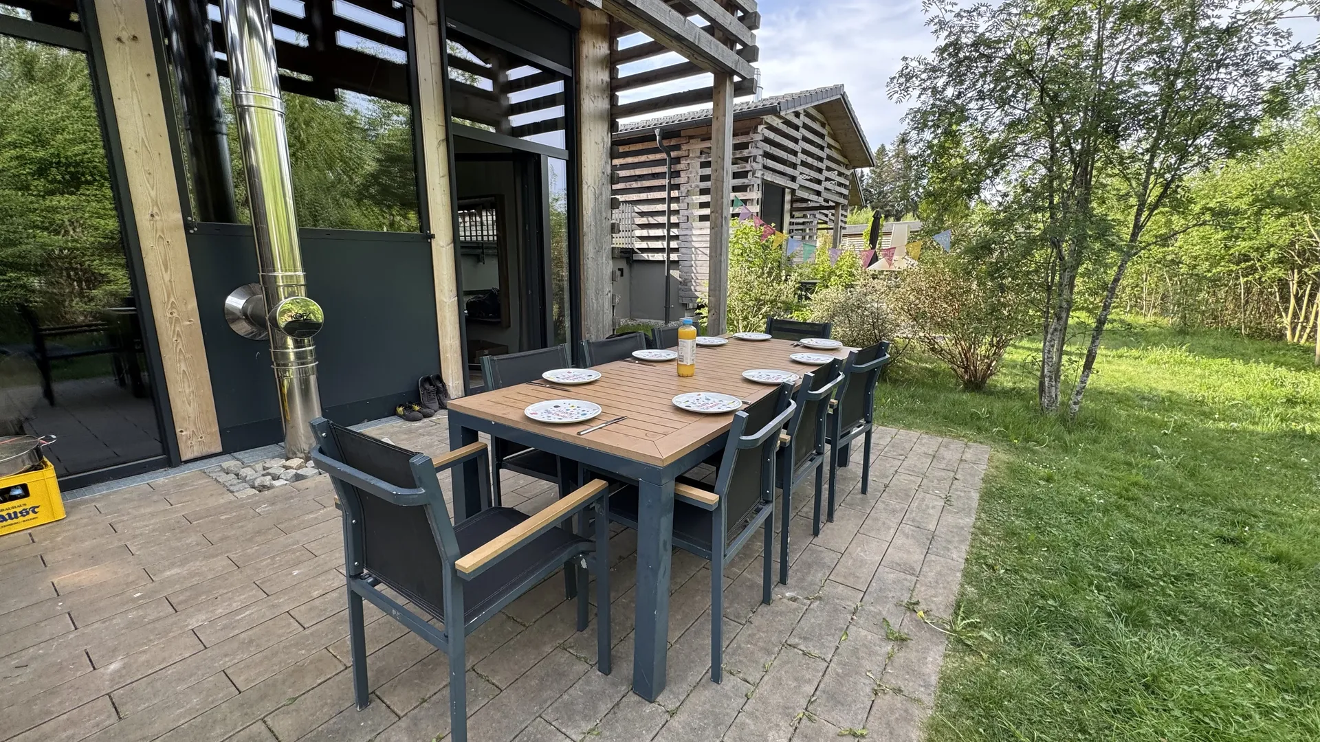 Terrassentisch mit Blick auf den Wald, Park Allgäu