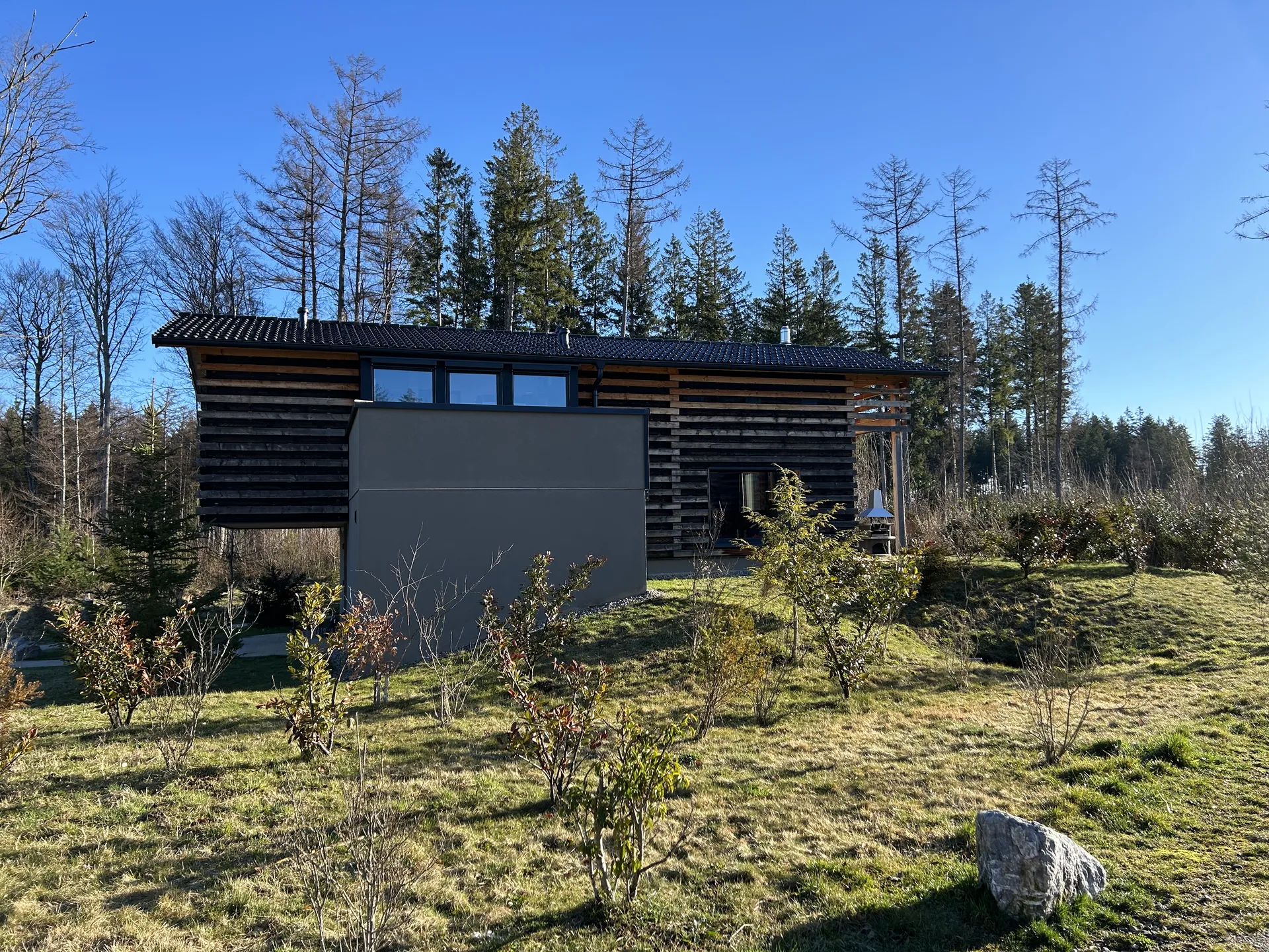 Exclusive-Ferienhaus Außenansicht mit zweistöckiger Chalet-Fassade